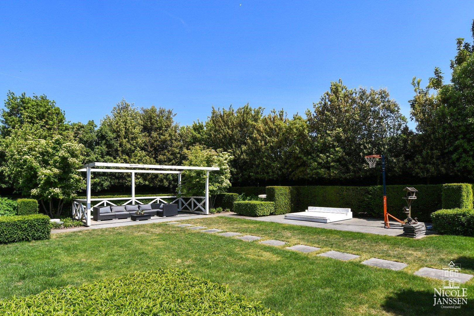 Luxueus en ruim ingedeeld landhuis met naastliggend garagegebouw met appartement foto 40