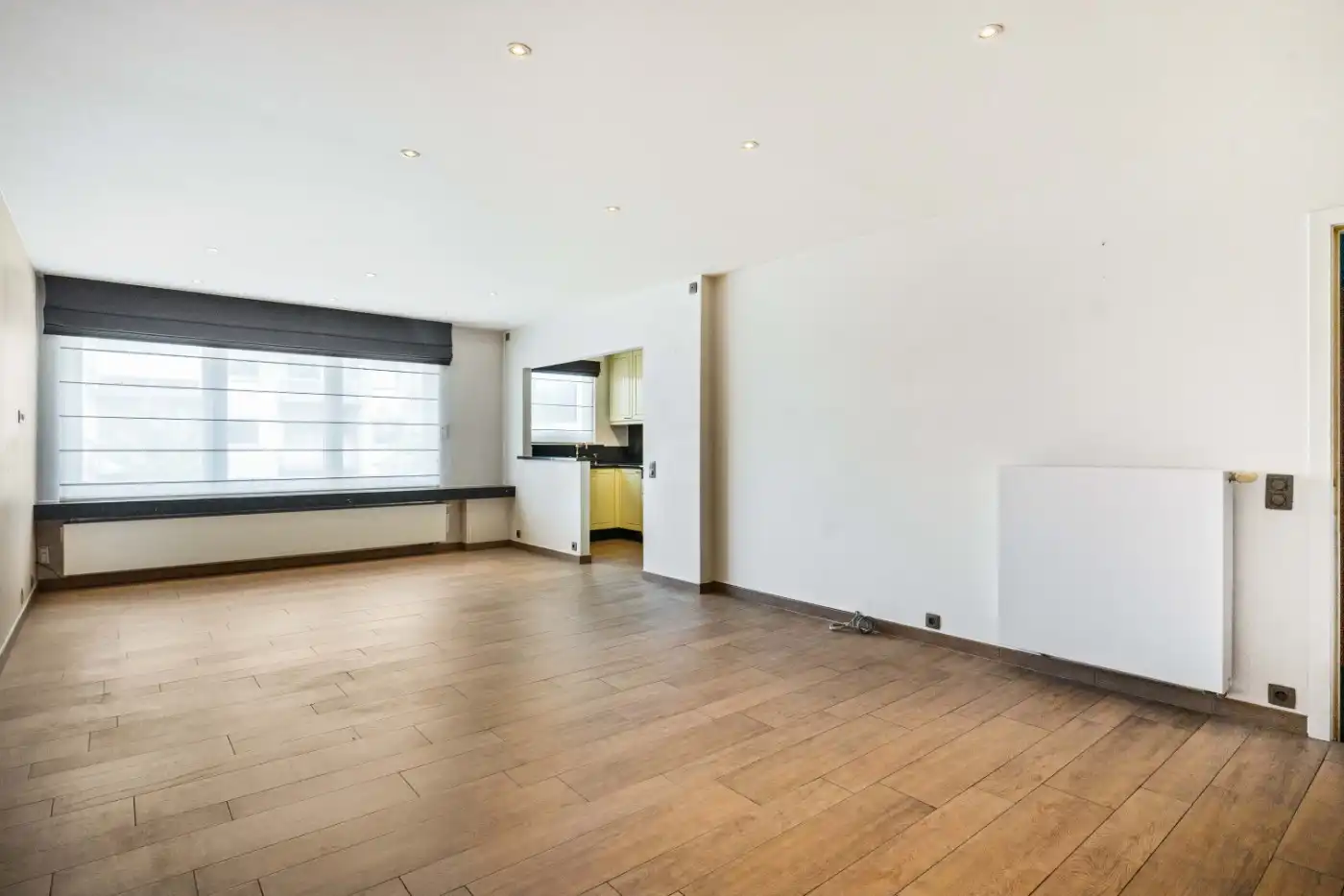 Gezellig, instapklaar app. op 1e verd. met 2 slpk., balkon en een garagebox foto 3