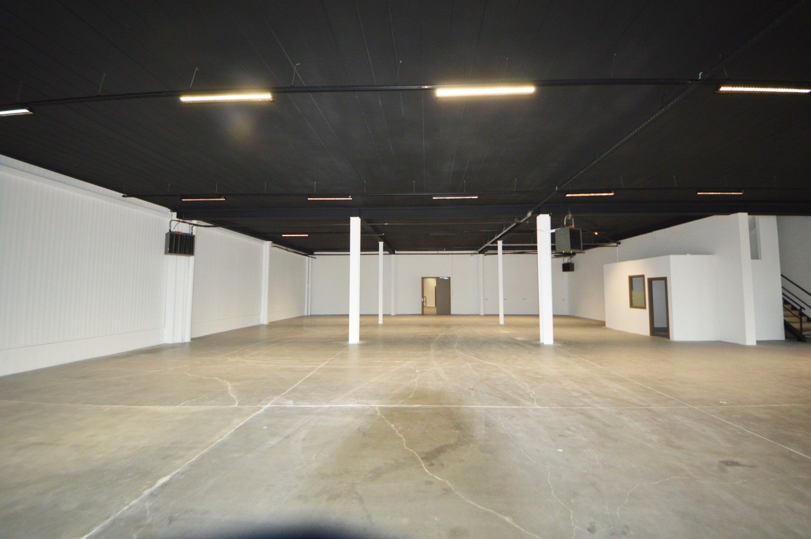 COMMERCIEEL GEBOUW BAANLOCATIE MET PARKING NABIJ MCDONALDS foto 5