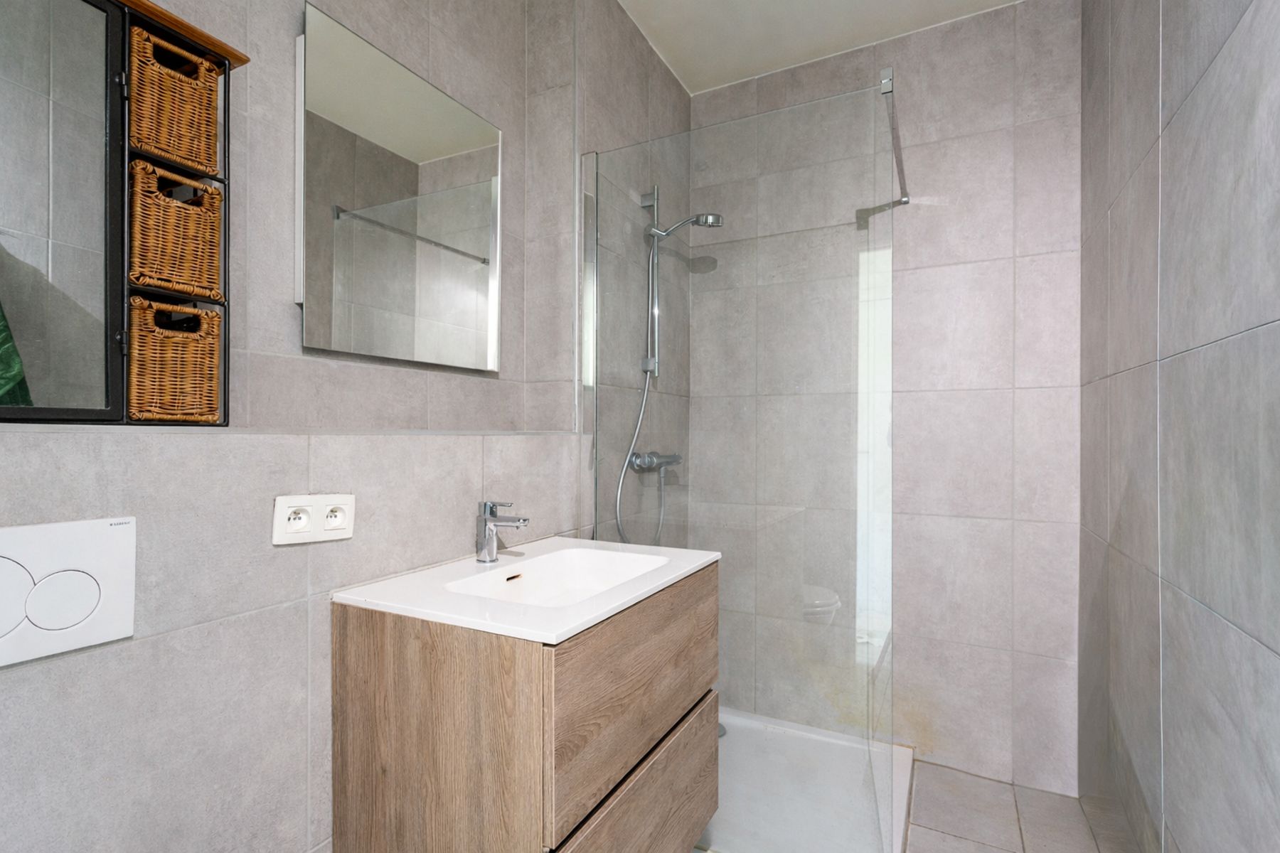 Stijlvol gemeubeld appartement met terras in de Cadixwijk foto 5