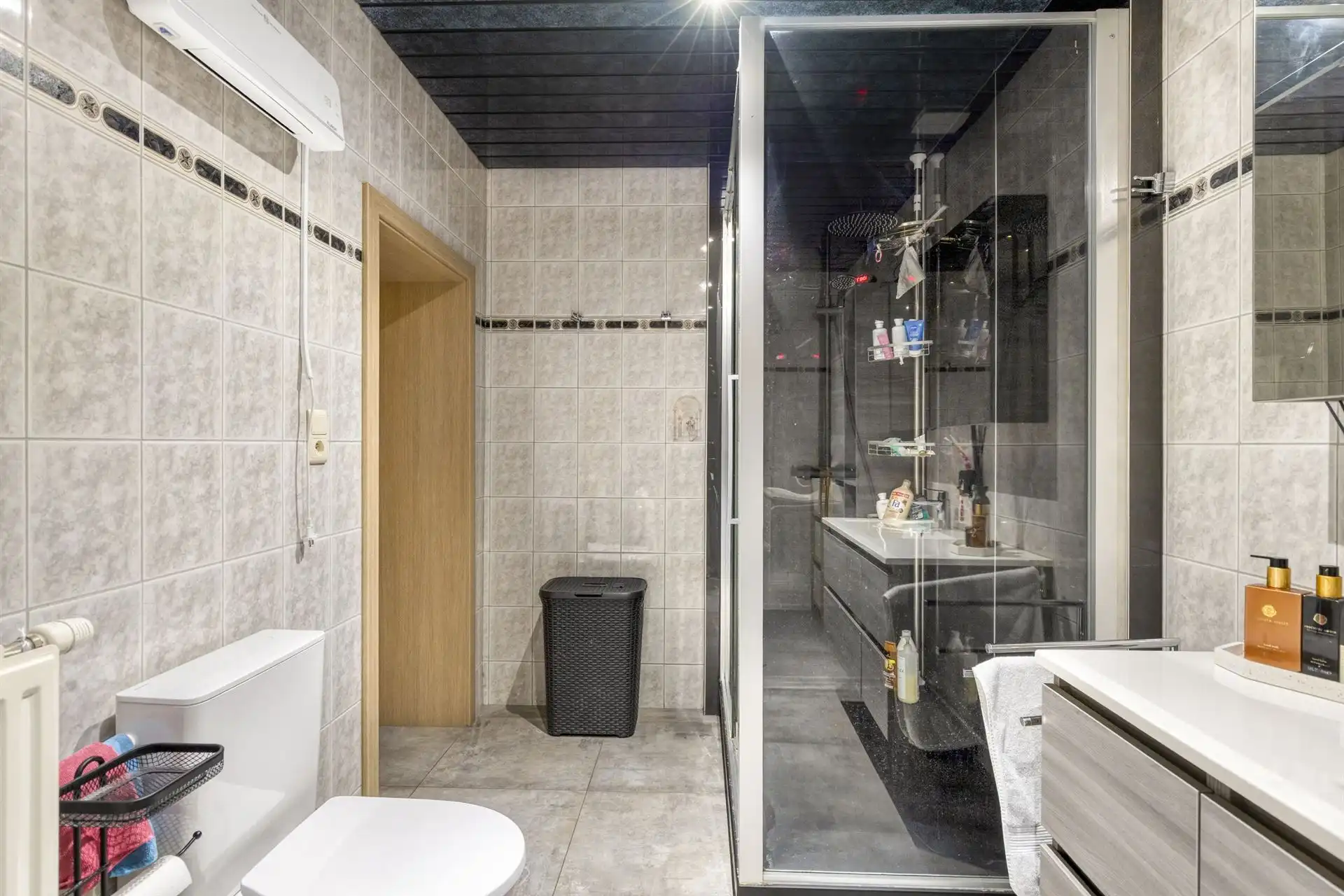 Ruime woning met handelsruimte(57m²)en opslagruimte(462m²). foto 12