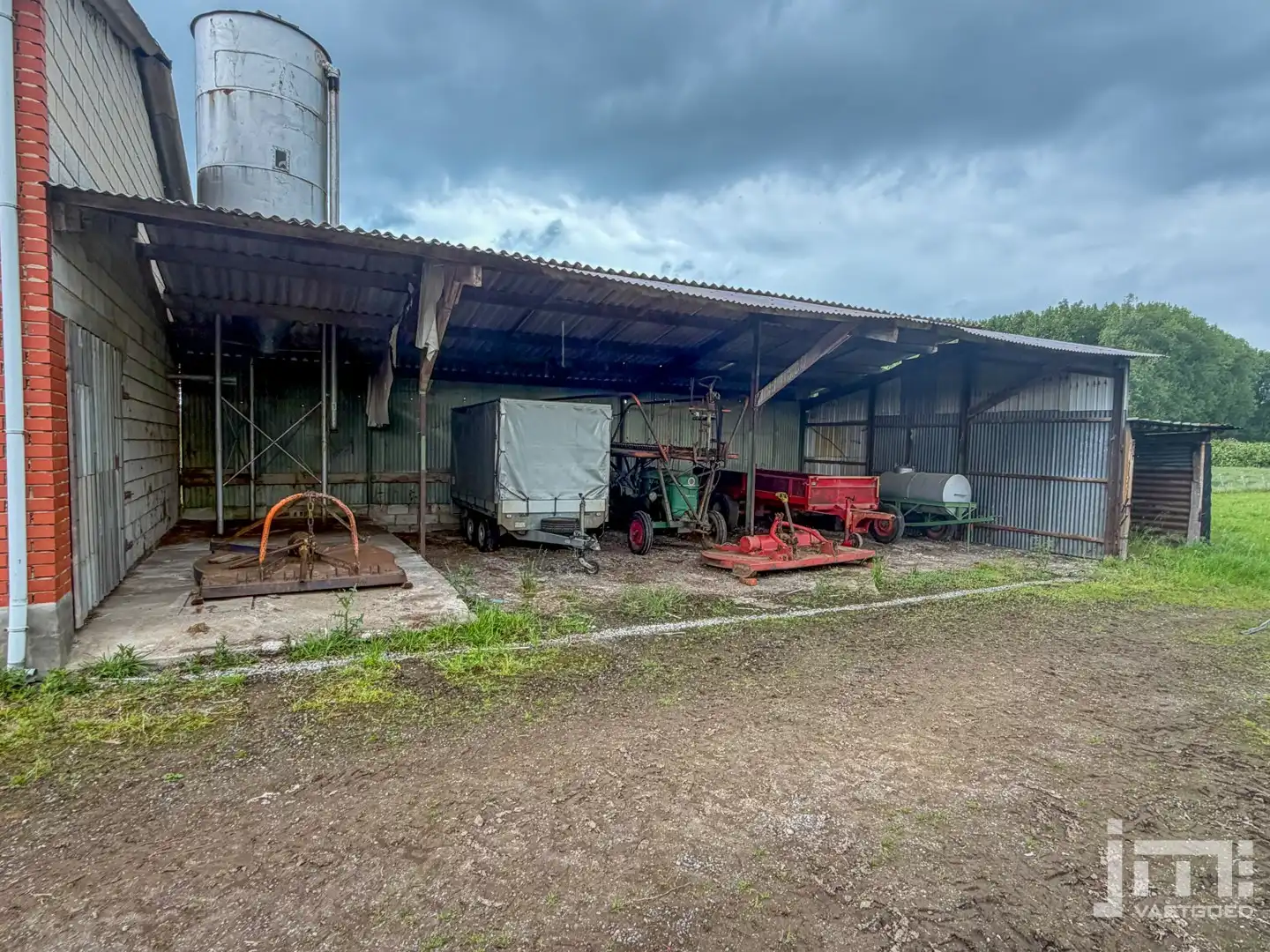 Woning met grote stallen foto 18