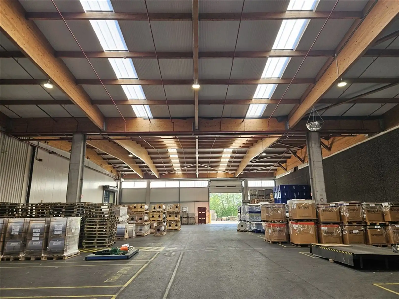 Magazijn met laad- en loskades en kantoren nabij R4 foto 18