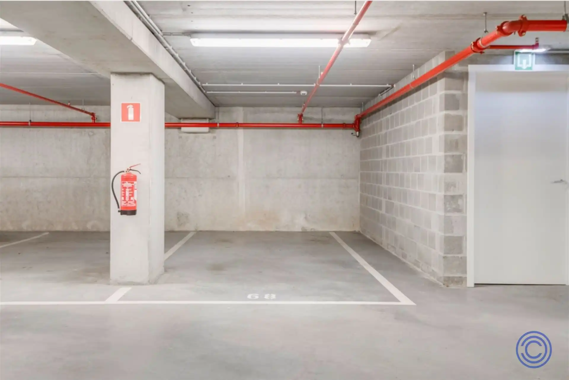 Overdekte autostaanplaats met elektrische poort! foto {{pictureIndex}}