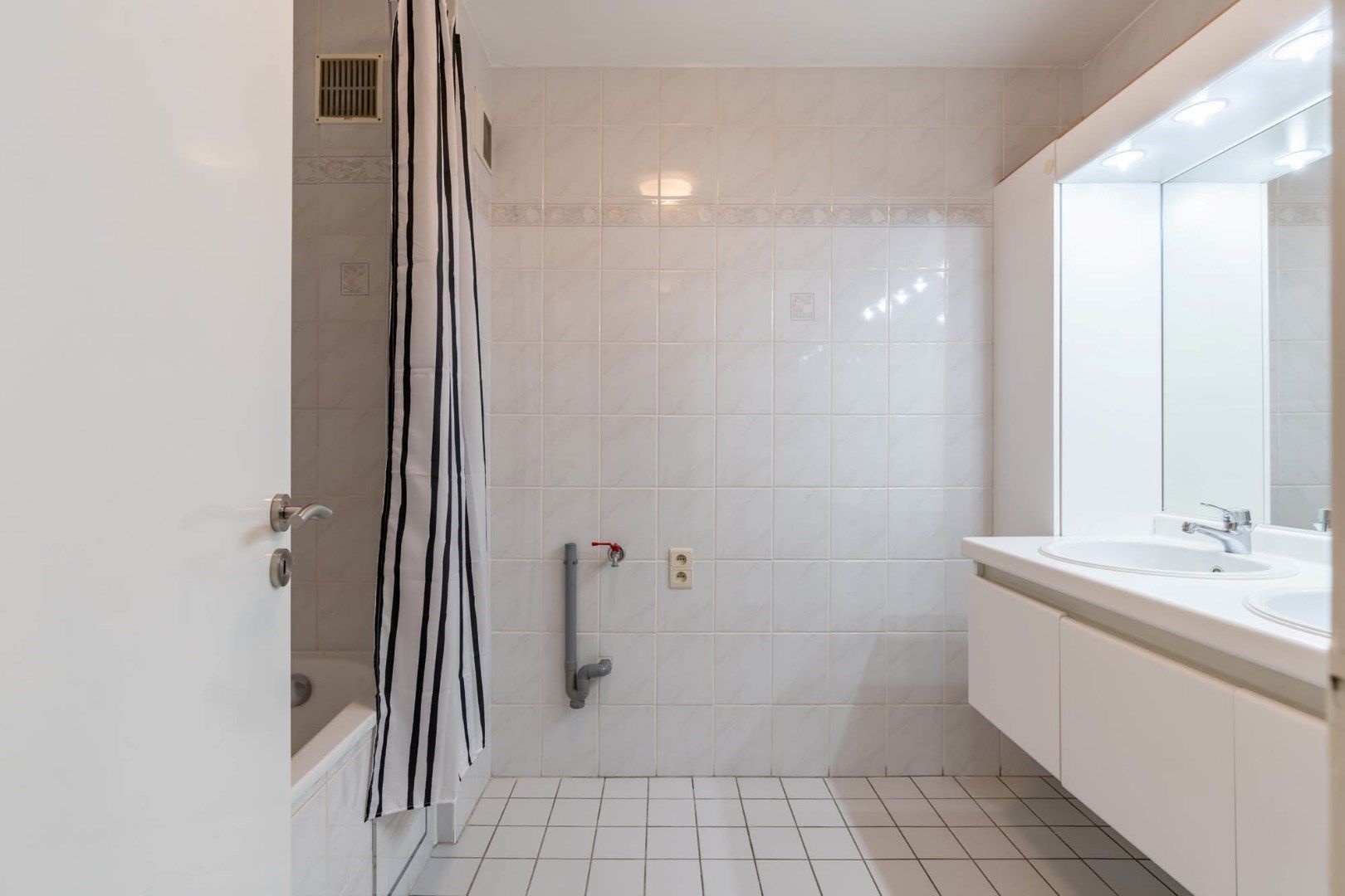 IN OPTIE - Zeer ruim en netjes verzorgd drie-slaapkamer appartement met kelder en garage te Schoonbeek - instapklaar ! foto 29