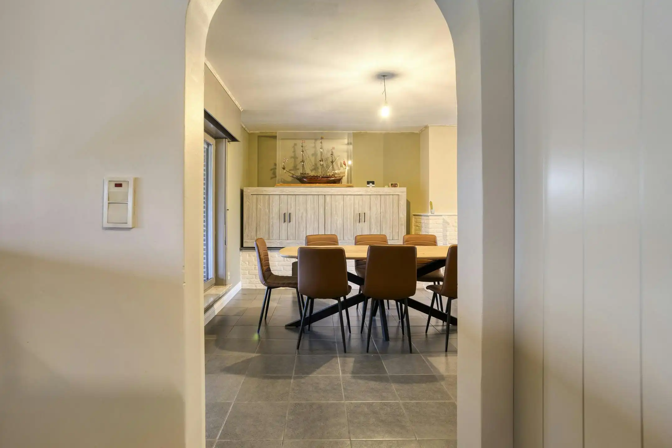 Instapklaar huis met ruime tuin te koop in het landelijke Aarsele foto 3