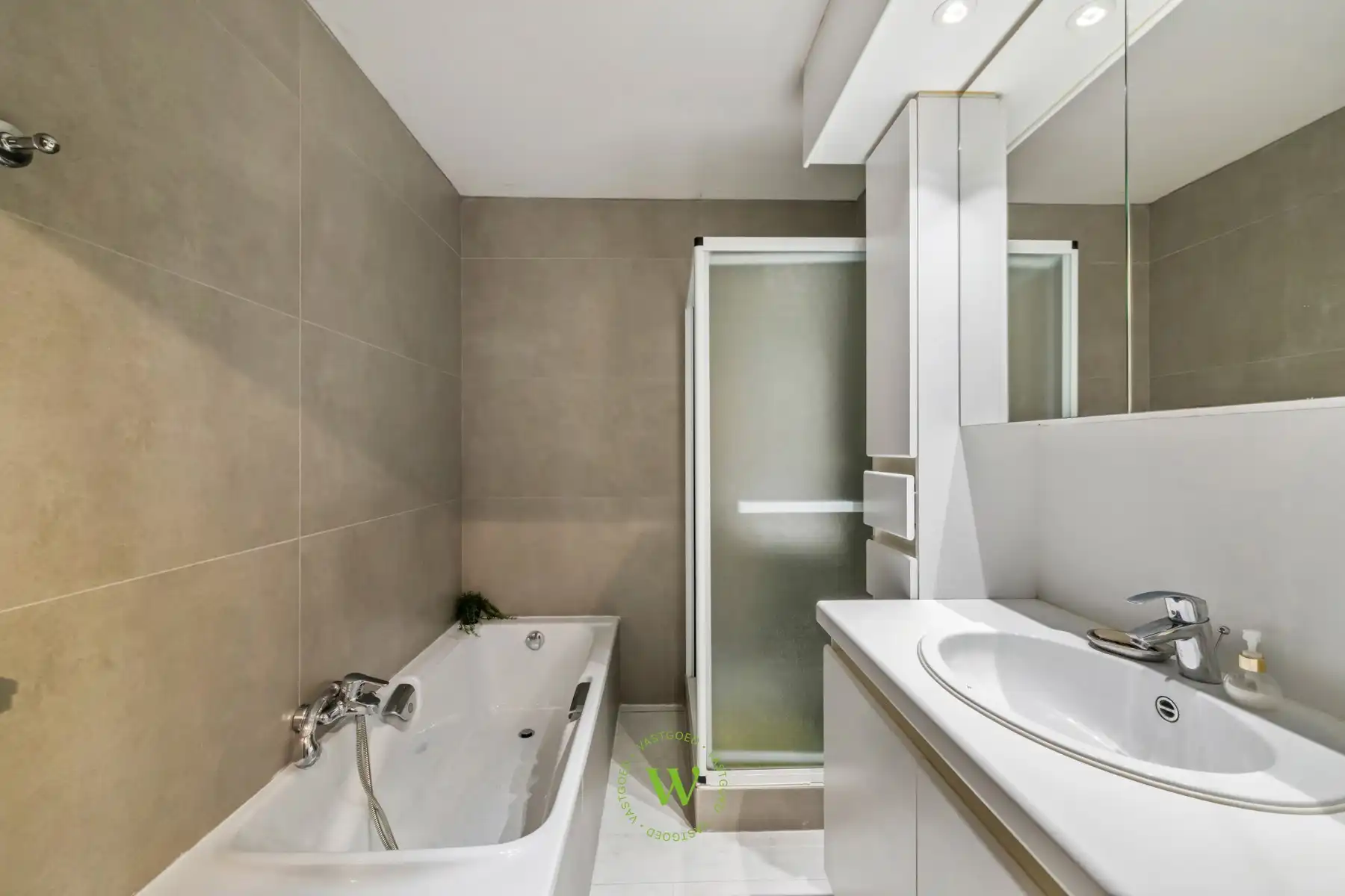 Ruim 3 slpk appartement Sint-Andries met garage foto 19