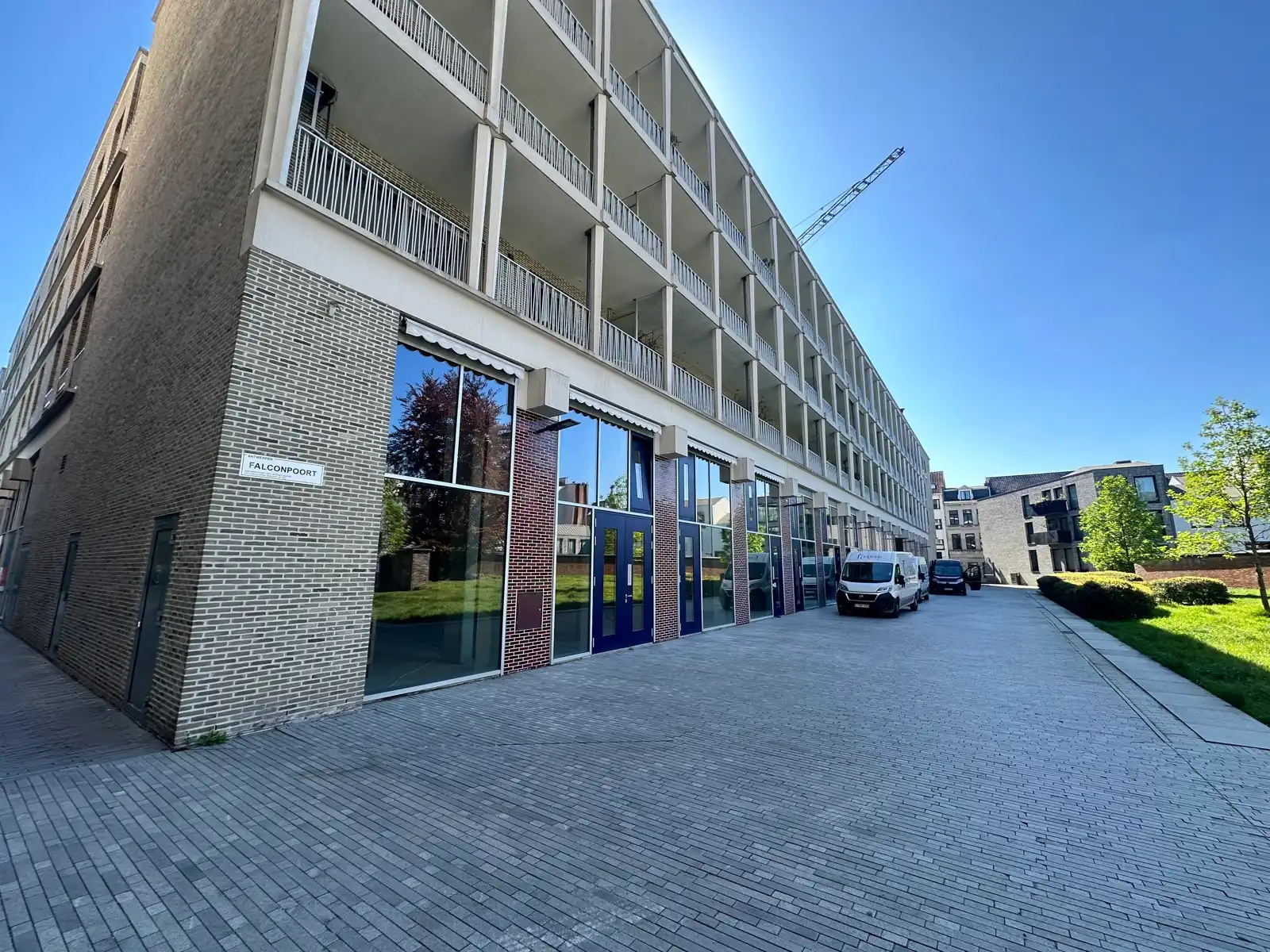 Nieuwbouw polyvalente ruimte 666 m² in Antwerpen foto {{pictureIndex}}
