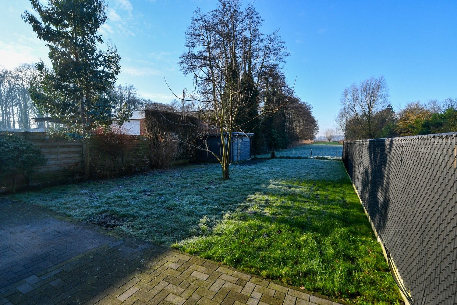 Recente halfopen bebouwing met 3 slaapkamers en tuin met mooi uitzicht! foto 8