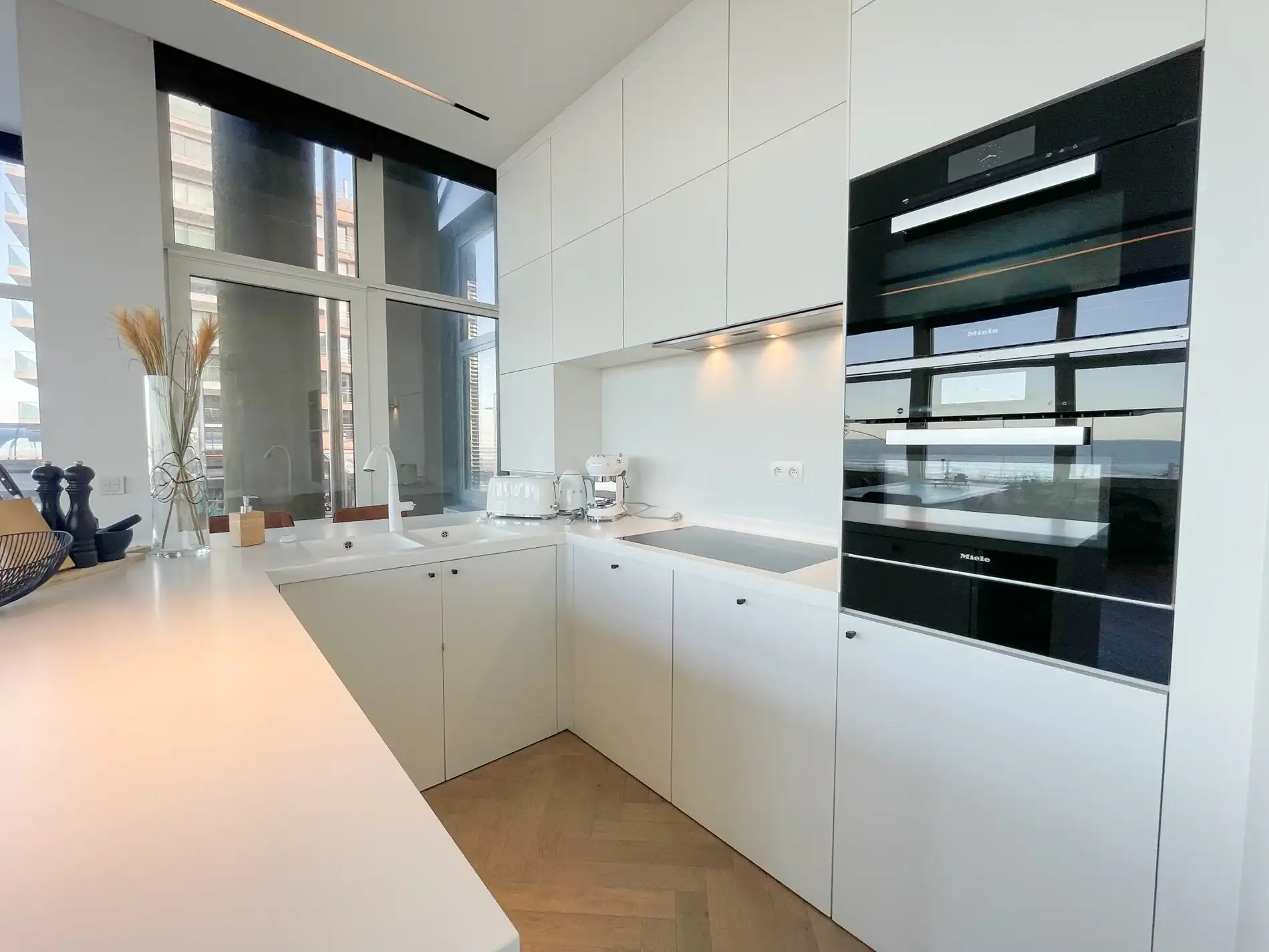 Uitzonderlijk, luxueus afgewerkt hoekappartement met frontaal zeezicht. foto 8