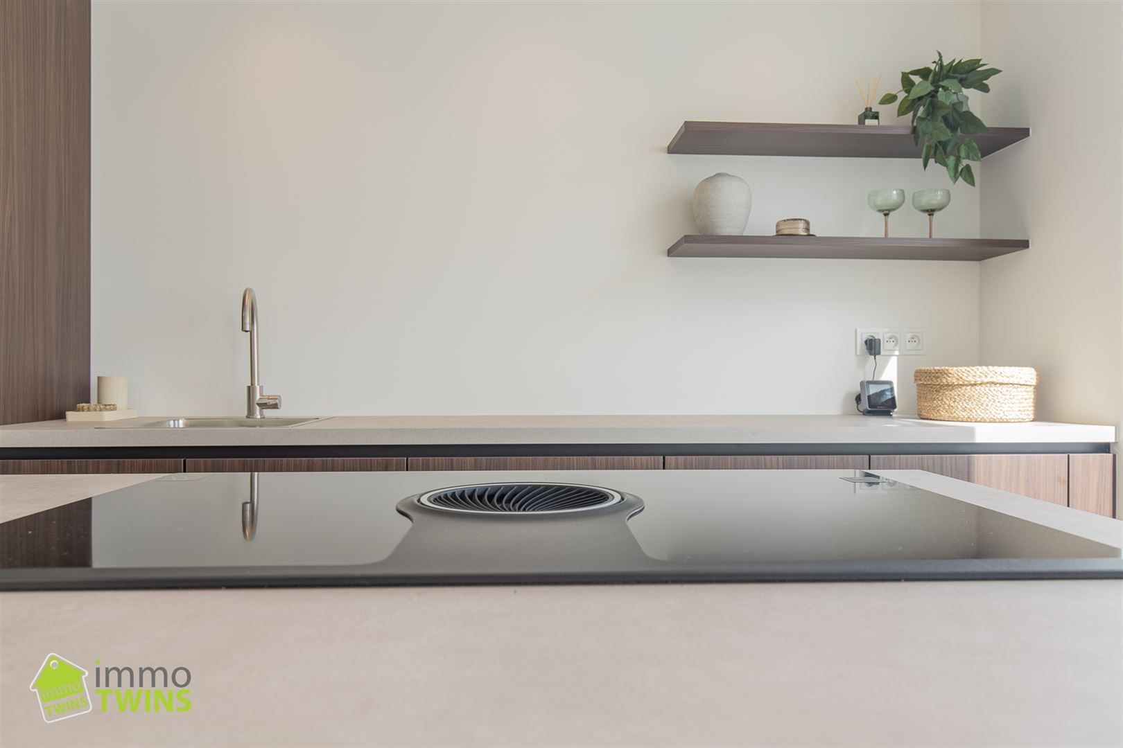 Totaal gerenoveerde, instapklare woning in hartje Beveren foto 5