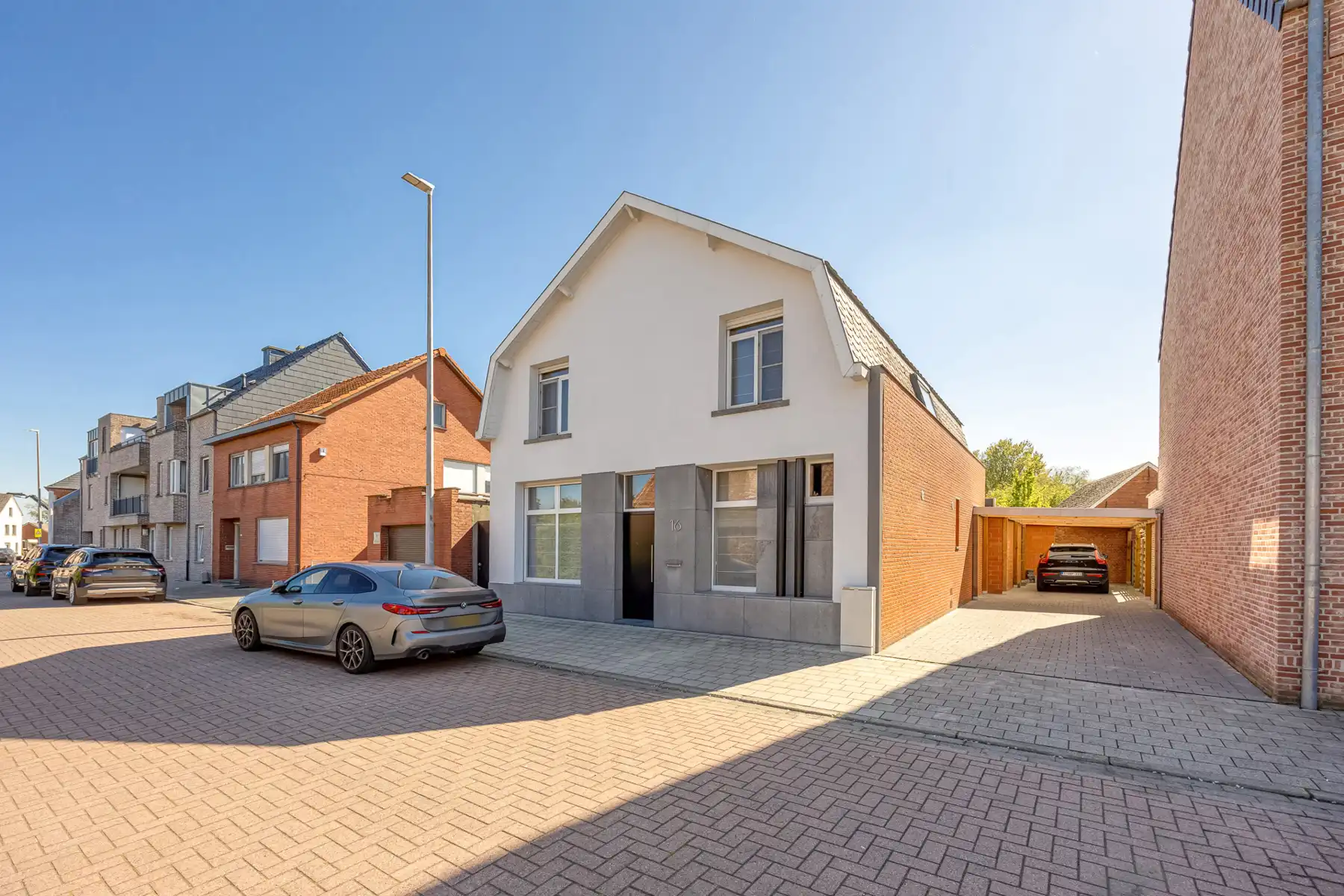 Ruime gezinswoning met rustige tuin en 4 slaapkamers. foto {{pictureIndex}}