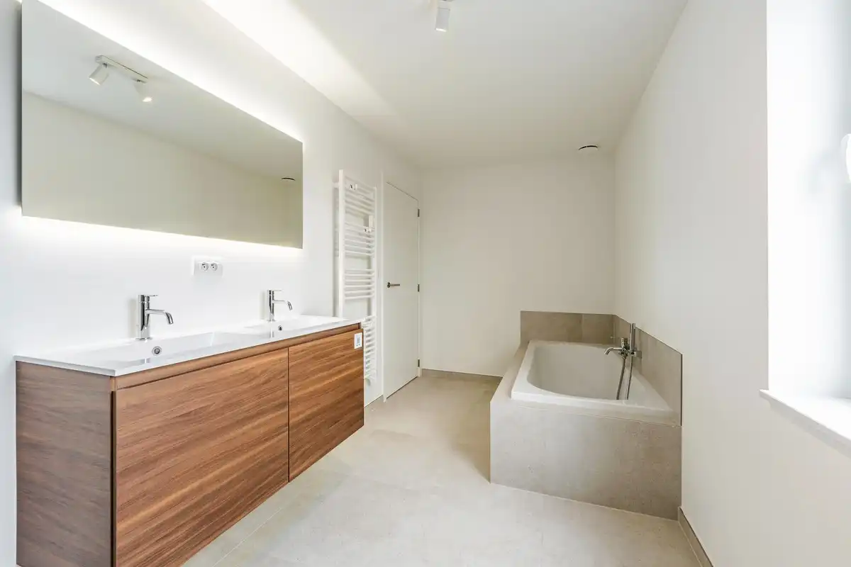 VOLLEDIG AFGEWERKTE MODERNE OPEN NIEUWBOUWWONING TE OOSTDUINKERKE foto 14