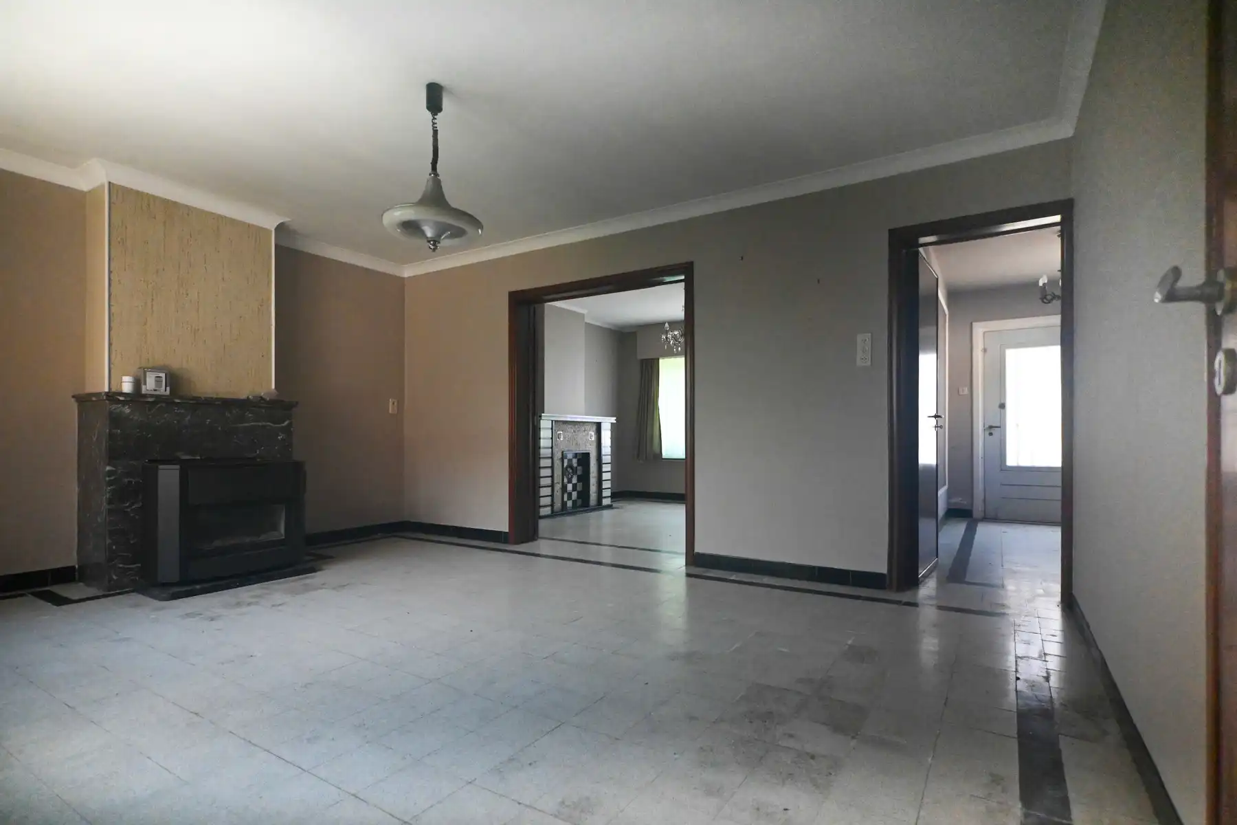 Te renoveren hoekwoning met garage te Eernegem. foto 3