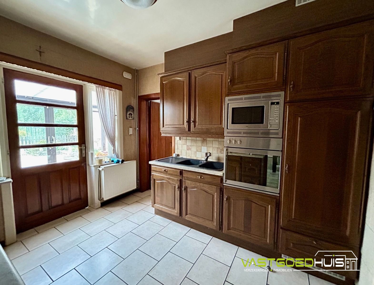 Ruime gezinswoning met garage en tuin foto 7