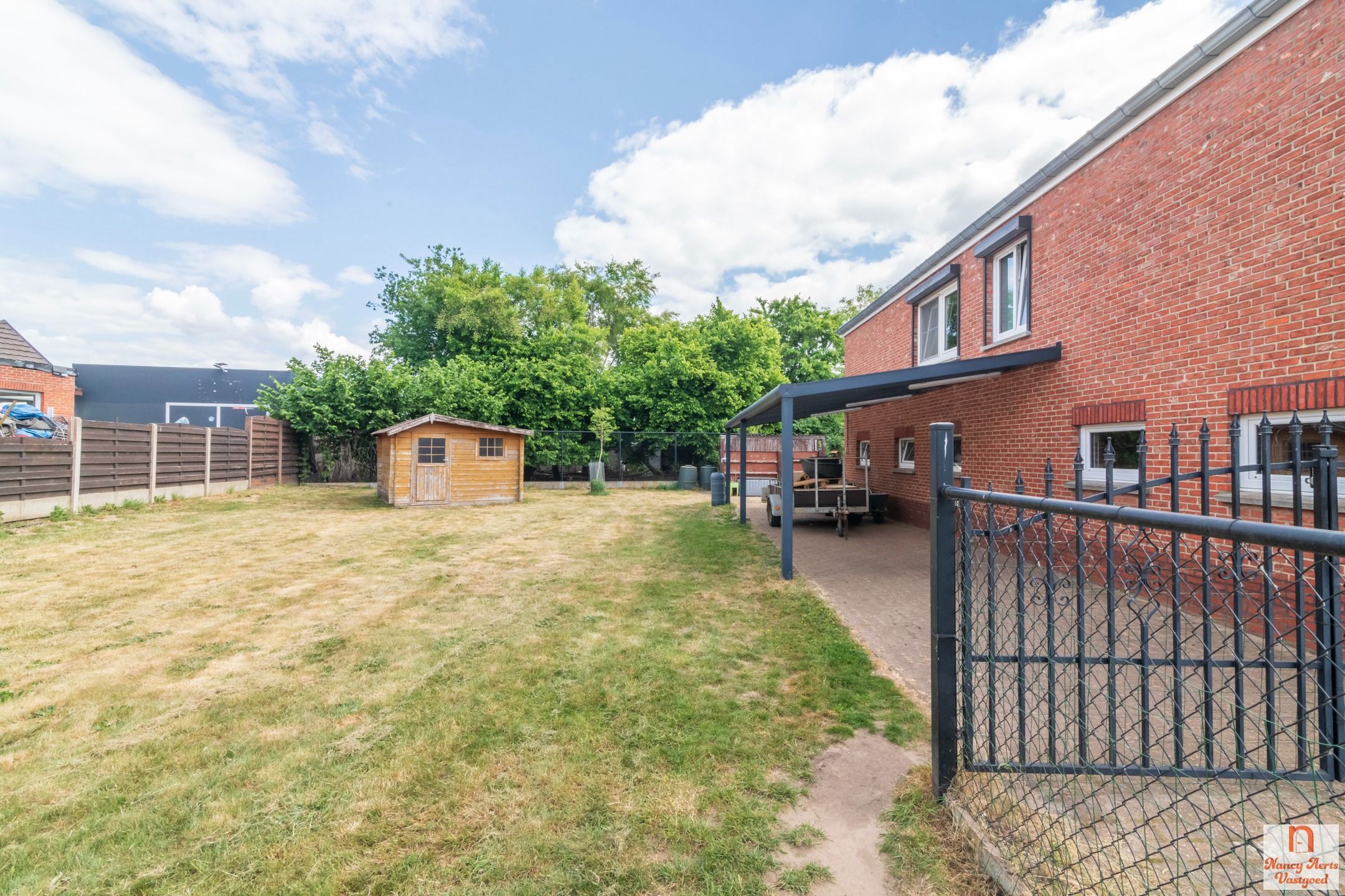 Split-level woning met veel ruimte en potentieel foto 36