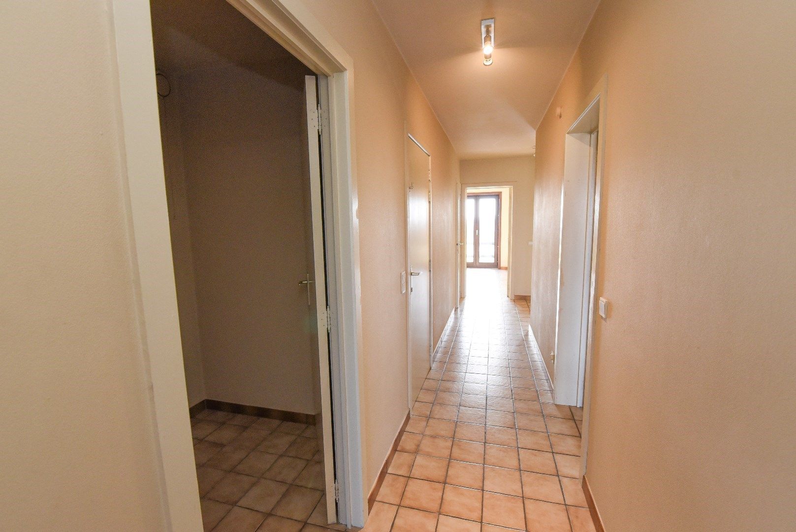 Ruim INSTAPKLAAR appartement te Oeselgem met 2 slaapkamers en GARAGE. foto 5