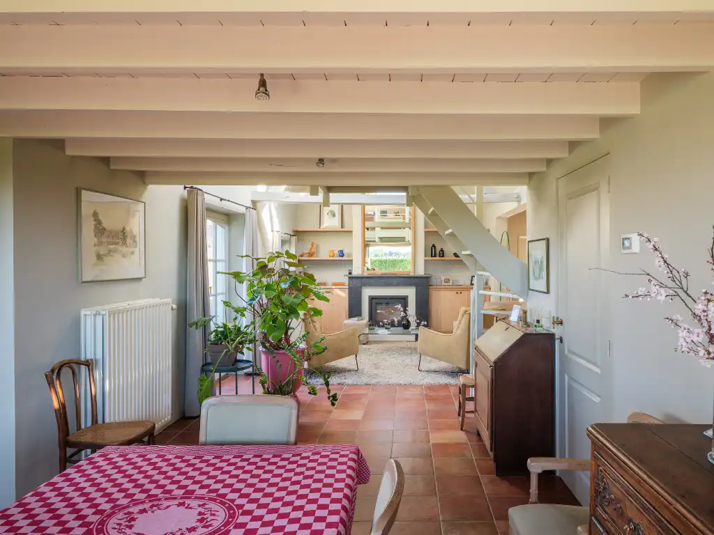 Karaktervolle hoeve met 5 slaapkamers en 4 badkamers, discreet gelegen op de tweede bouwlijn in een groene omgeving. foto 13