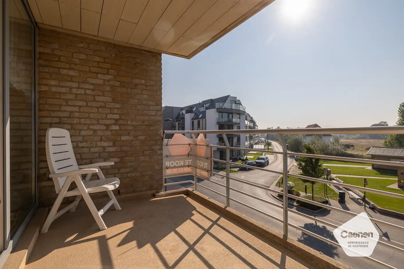 Ruim woonappartement in goede staat foto 30