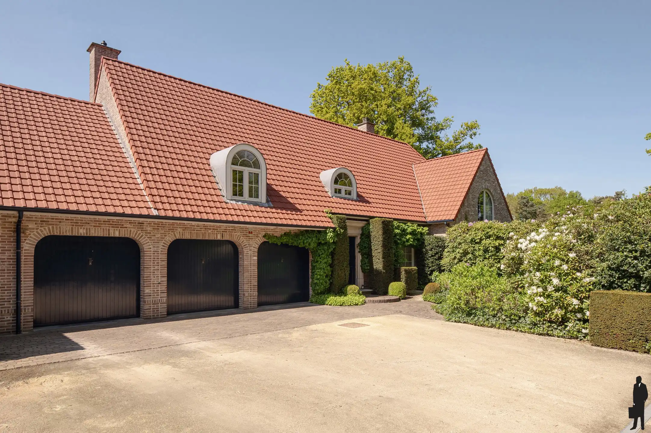 Riante villa met maar liefst 498m² woonopp. nabij Bels groen foto {{pictureIndex}}