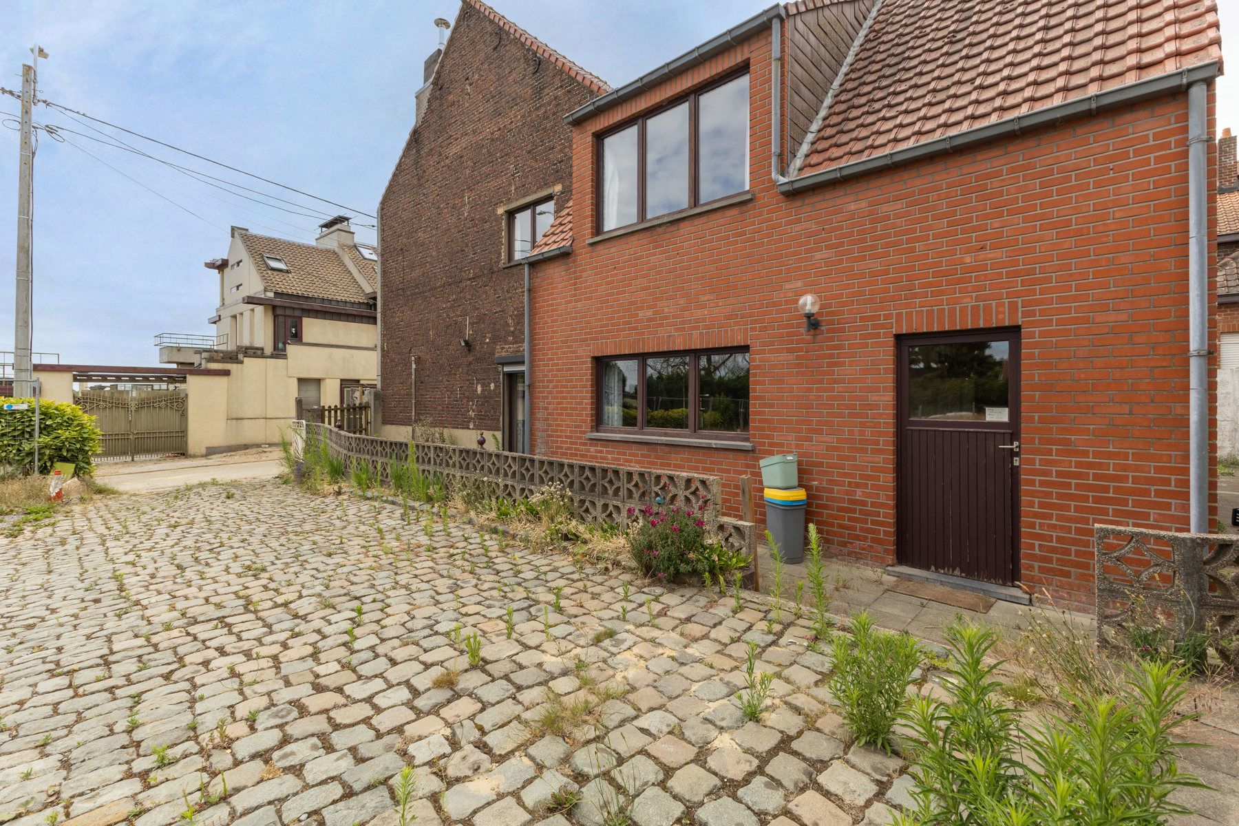 Ruime driegevelwoning met veel mogelijkheden foto 3