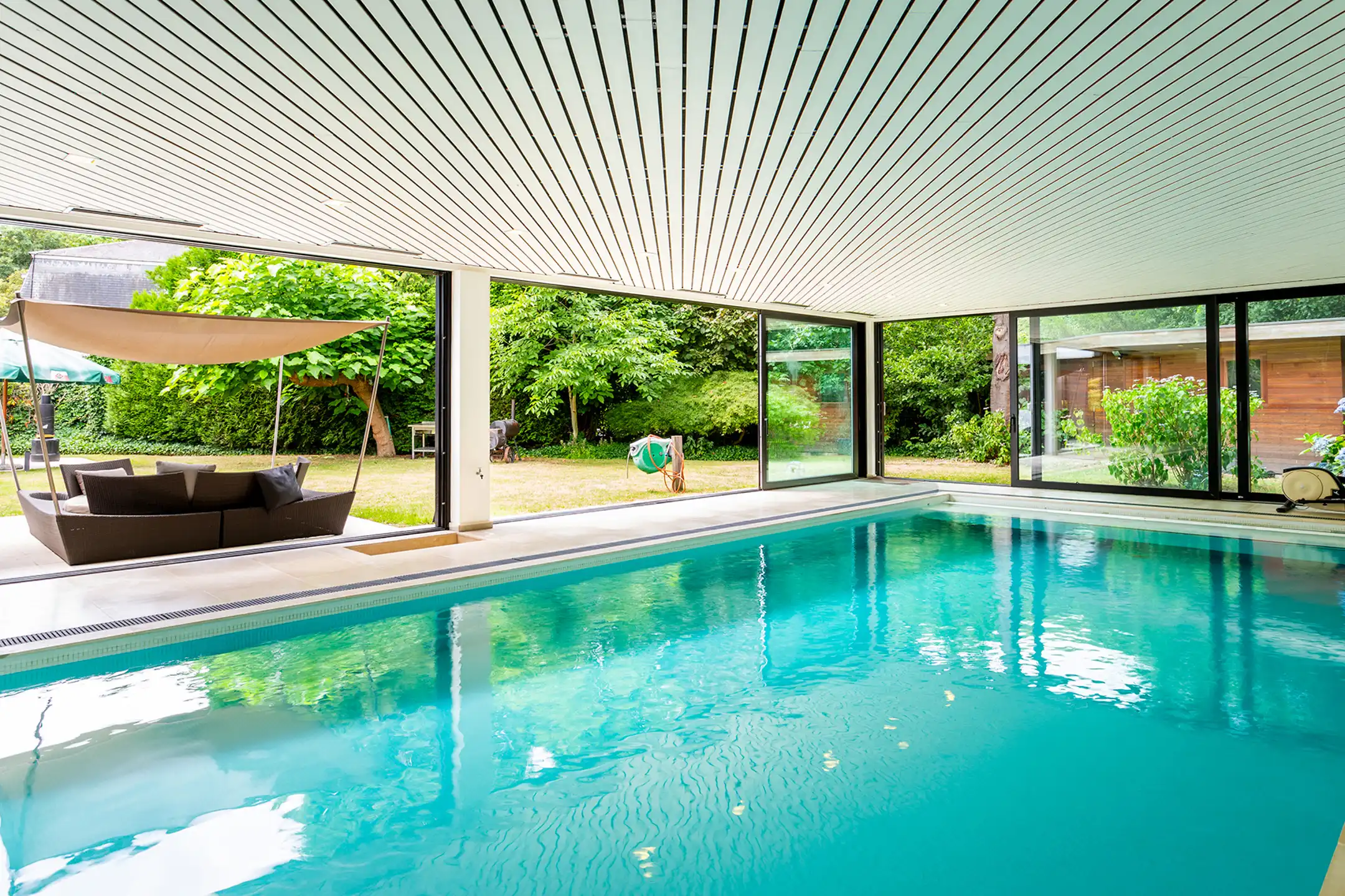 Topgelegen architectenwoning met ruim tuin en binnenzwembad. foto 28