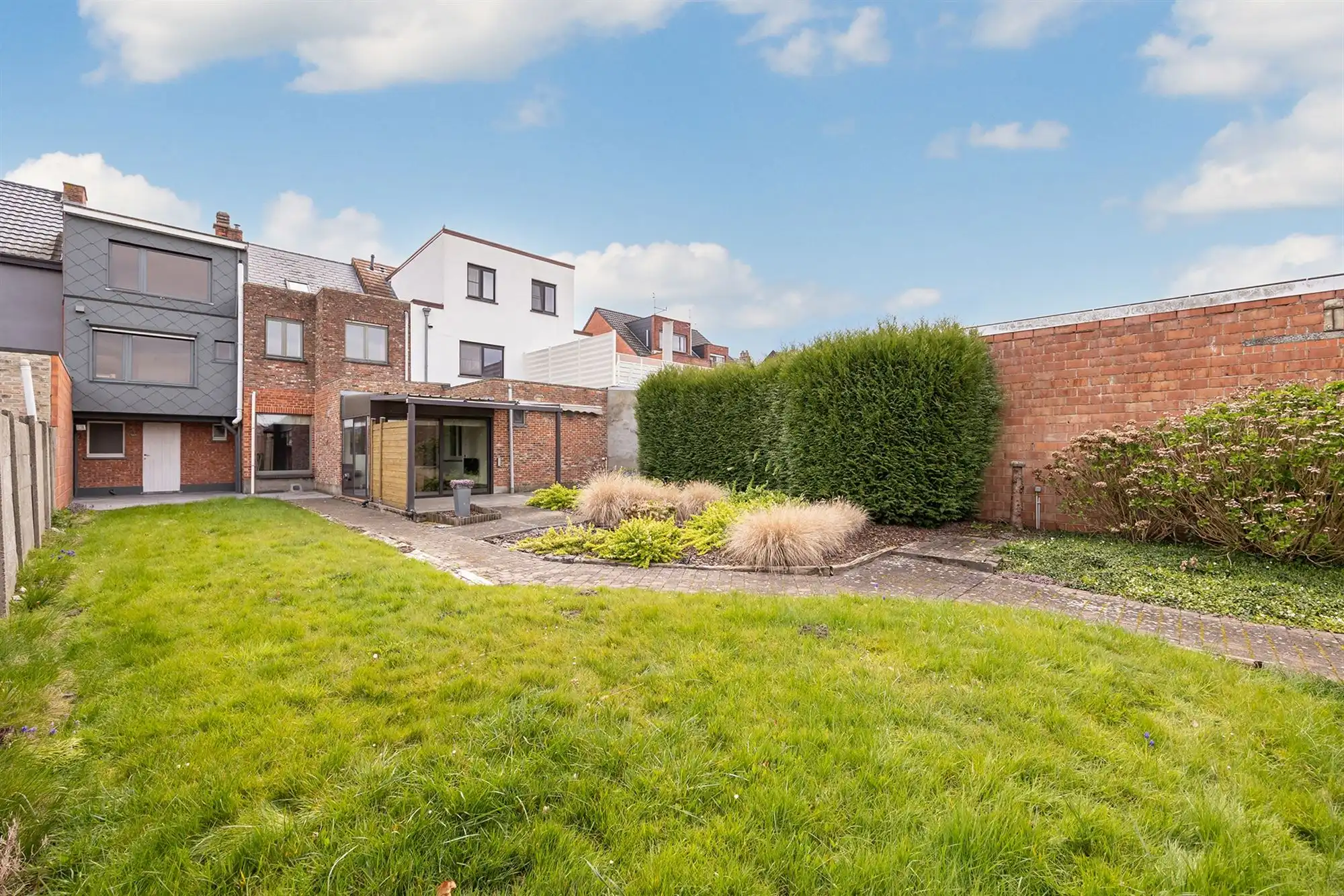 Gezinswoning met drie slaapkamers, garage en tuin foto 19