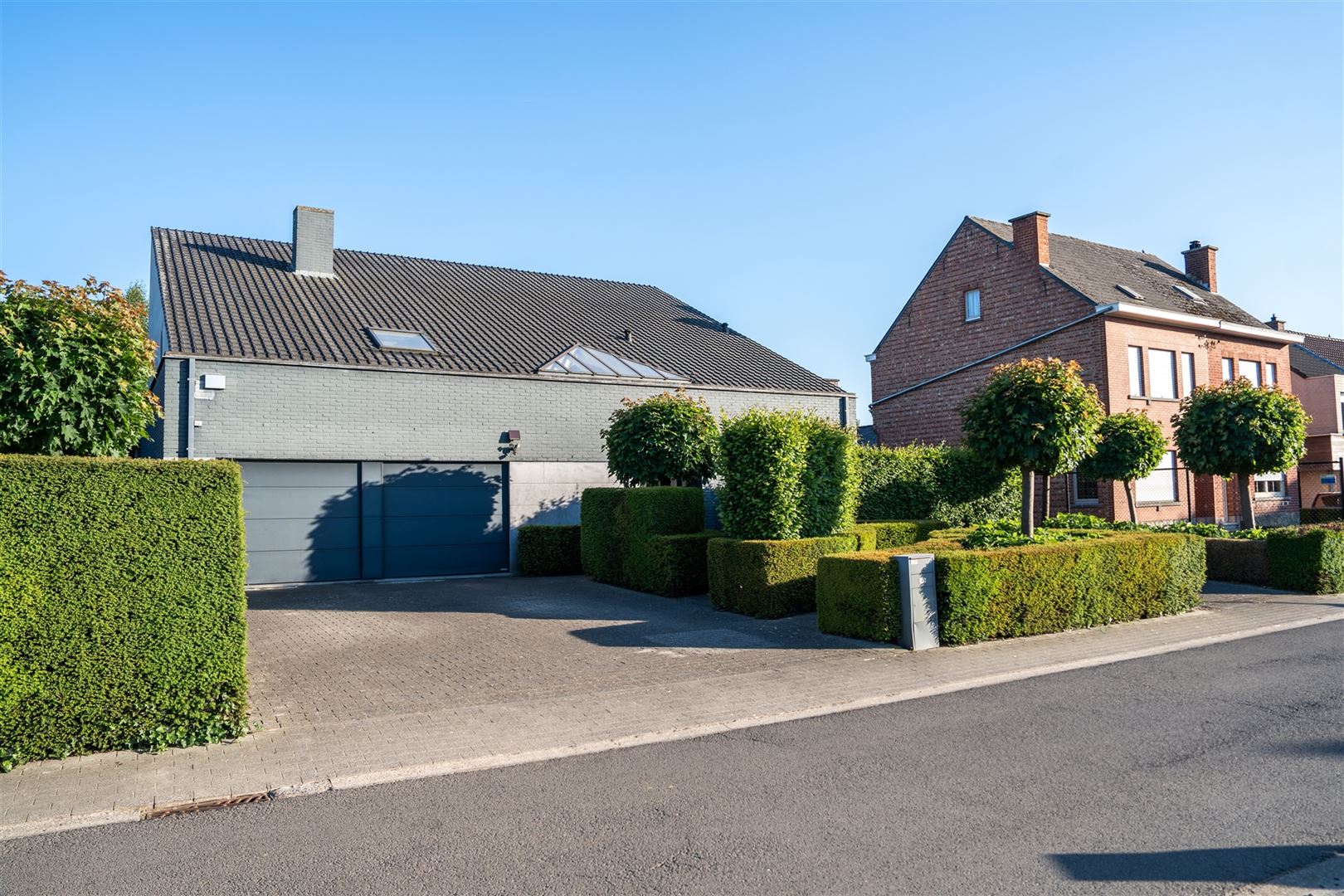 Vrijstaande villa met dubbele garage en tuin. foto {{pictureIndex}}