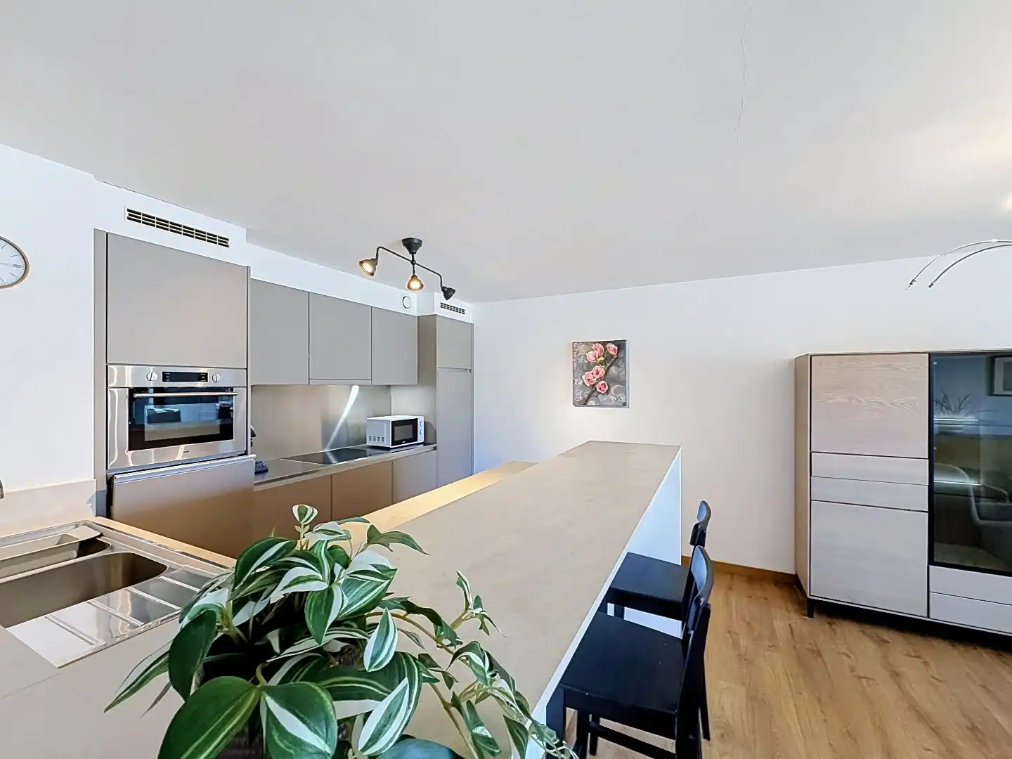 Lichtrijk woonappartement met ruim terras vlak bij zee.  foto 5
