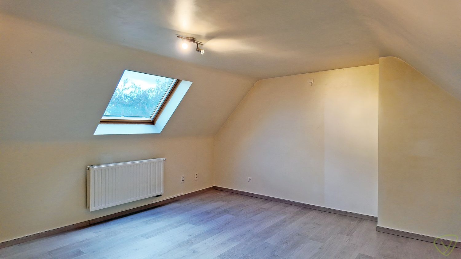 Charmant duplex-appartement met terras en garage nabij centrum Eeklo foto 9