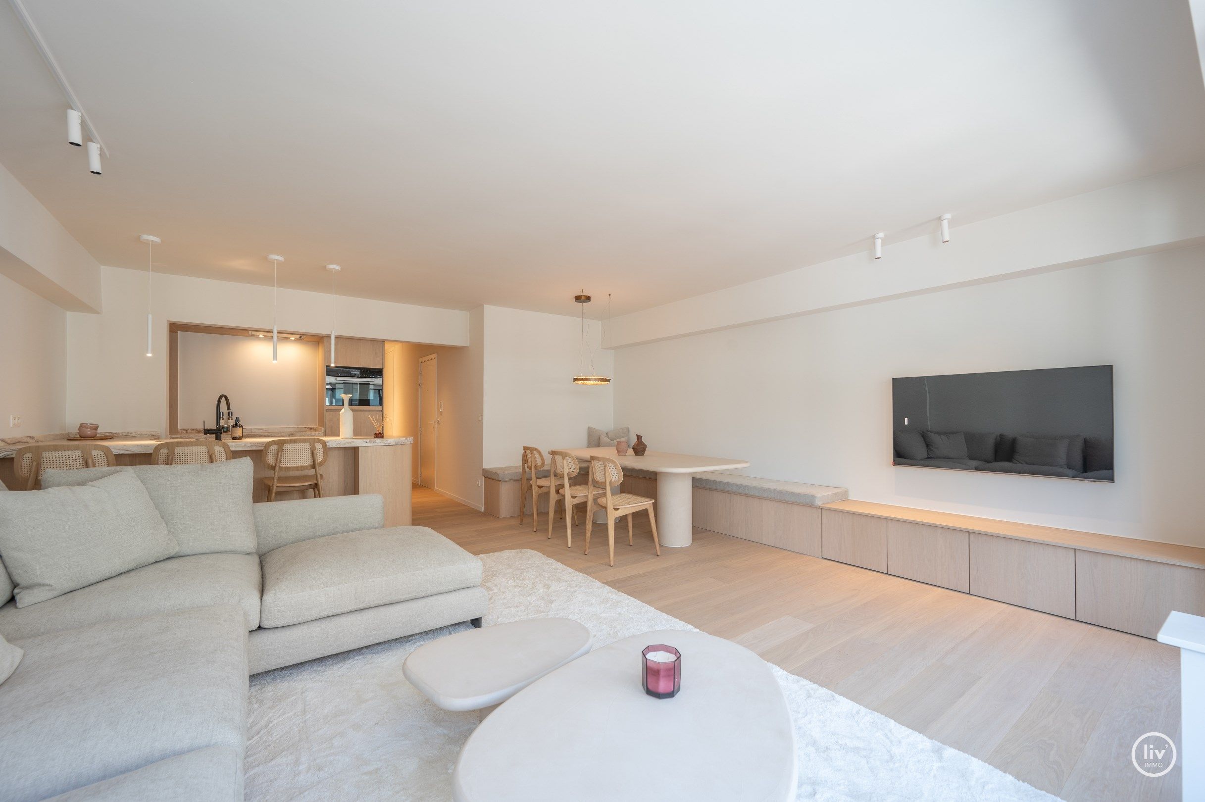 Zeer luxueus gerenoveerd 3 slaapkamerappartement met zijdelings zeezicht ideaal gelegen vlakbij het Rubensplein te Knokke.Zijdelings zeezicht ! foto 3