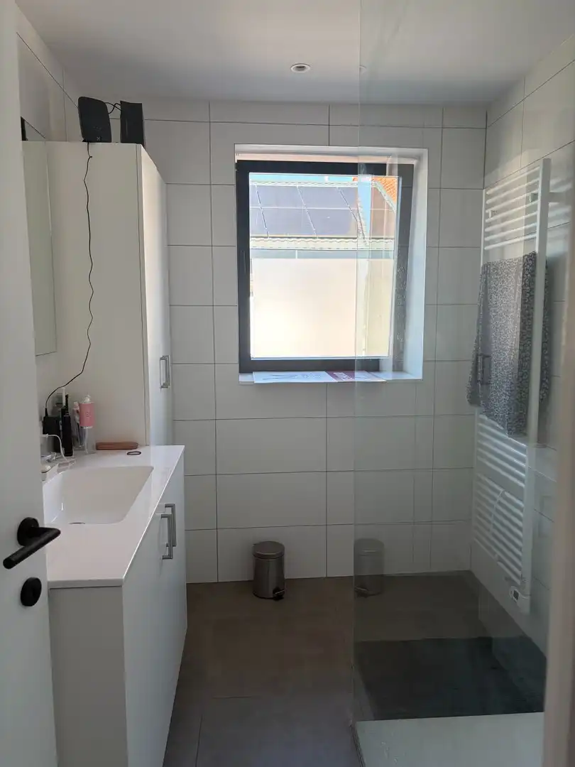 Moderne halfopen woning met alle comfort. foto 6