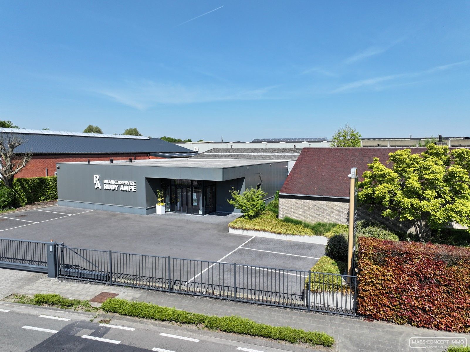 Villa te koop met uniek commercieel vastgoed: winkel, loods en over te nemen handelsfonds foto 30