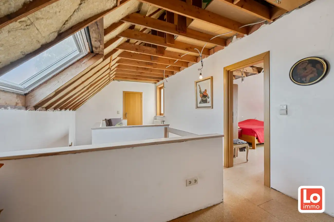 VERKOCHT!! Ruime degelijke alleenstaande woning met afzonderlijke garage en carport op een makkelijk bereikbare locatie in Lokeren! foto 11