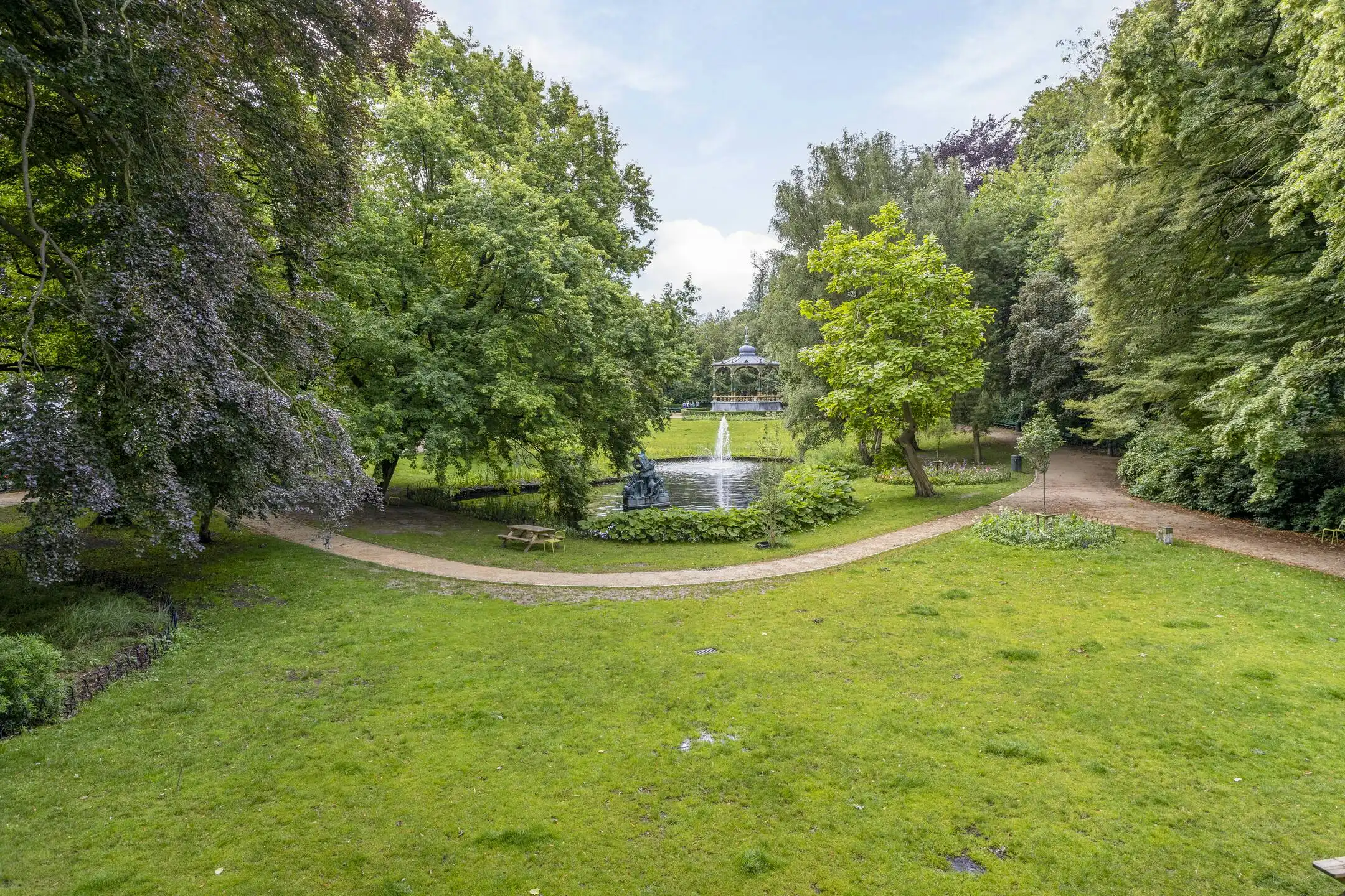 Ruim, lichtrijk appartement met twee slaapkamers te koop in Brugge foto 11