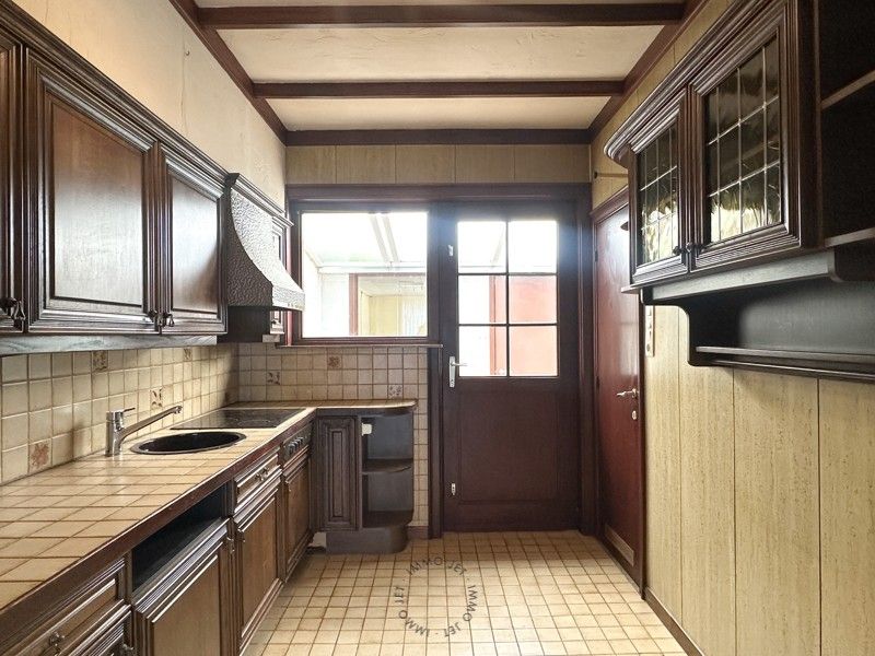 Halfopen bebouwing met oprit, garage en koer foto 5