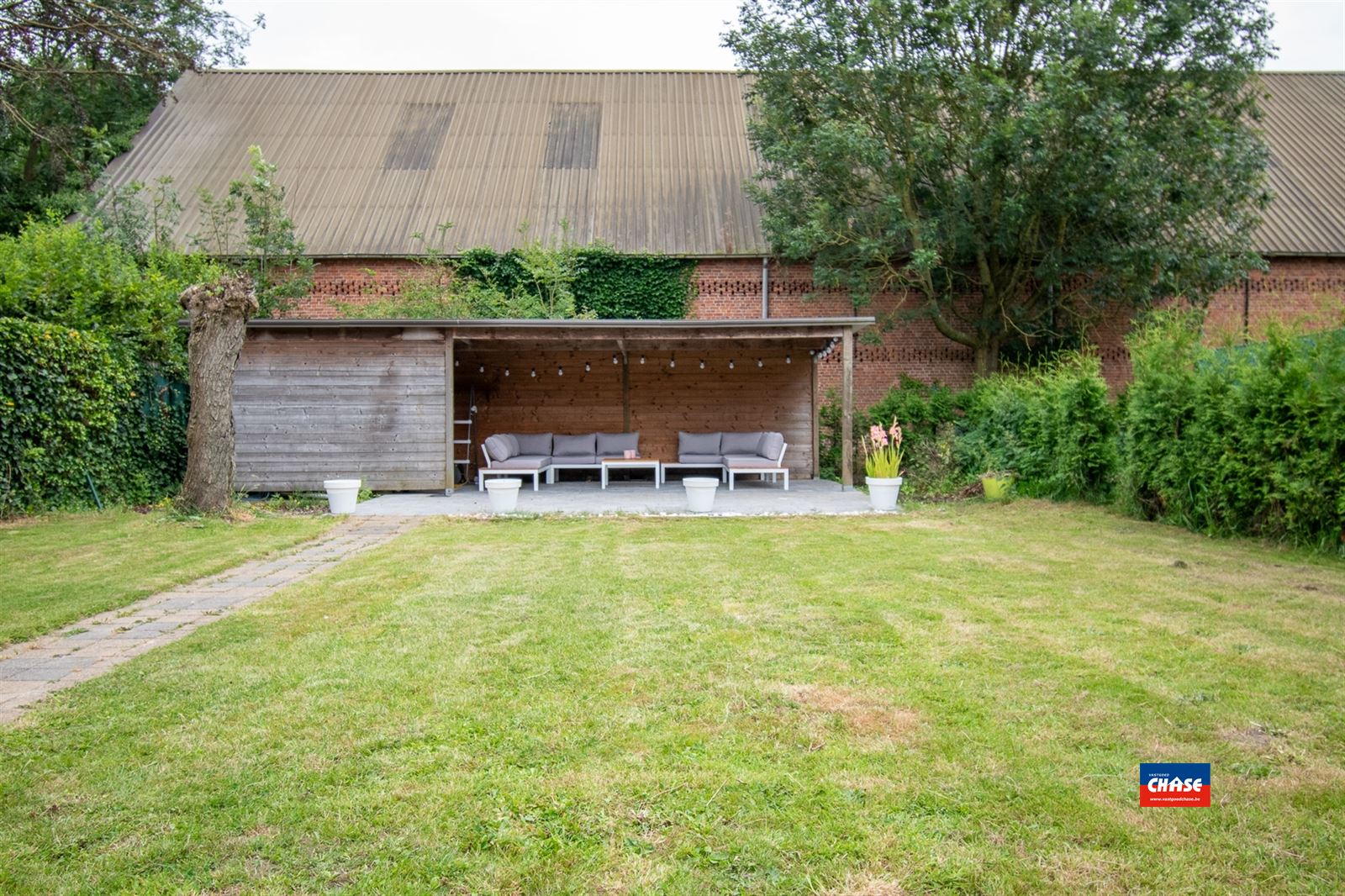 Recente, halfopen woning met drie slaapkamers, grote zonnige tuin, garage en drie opritten foto 11