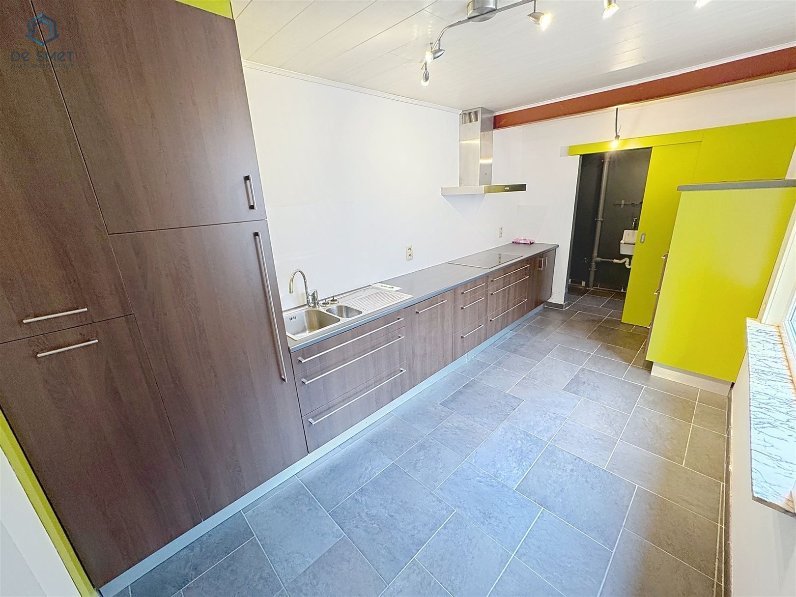 Instapklare, volledig gerenoveerde woning met 4 slaapkamers, terras en tuinberging in hartje Geraardsbergen! foto 3