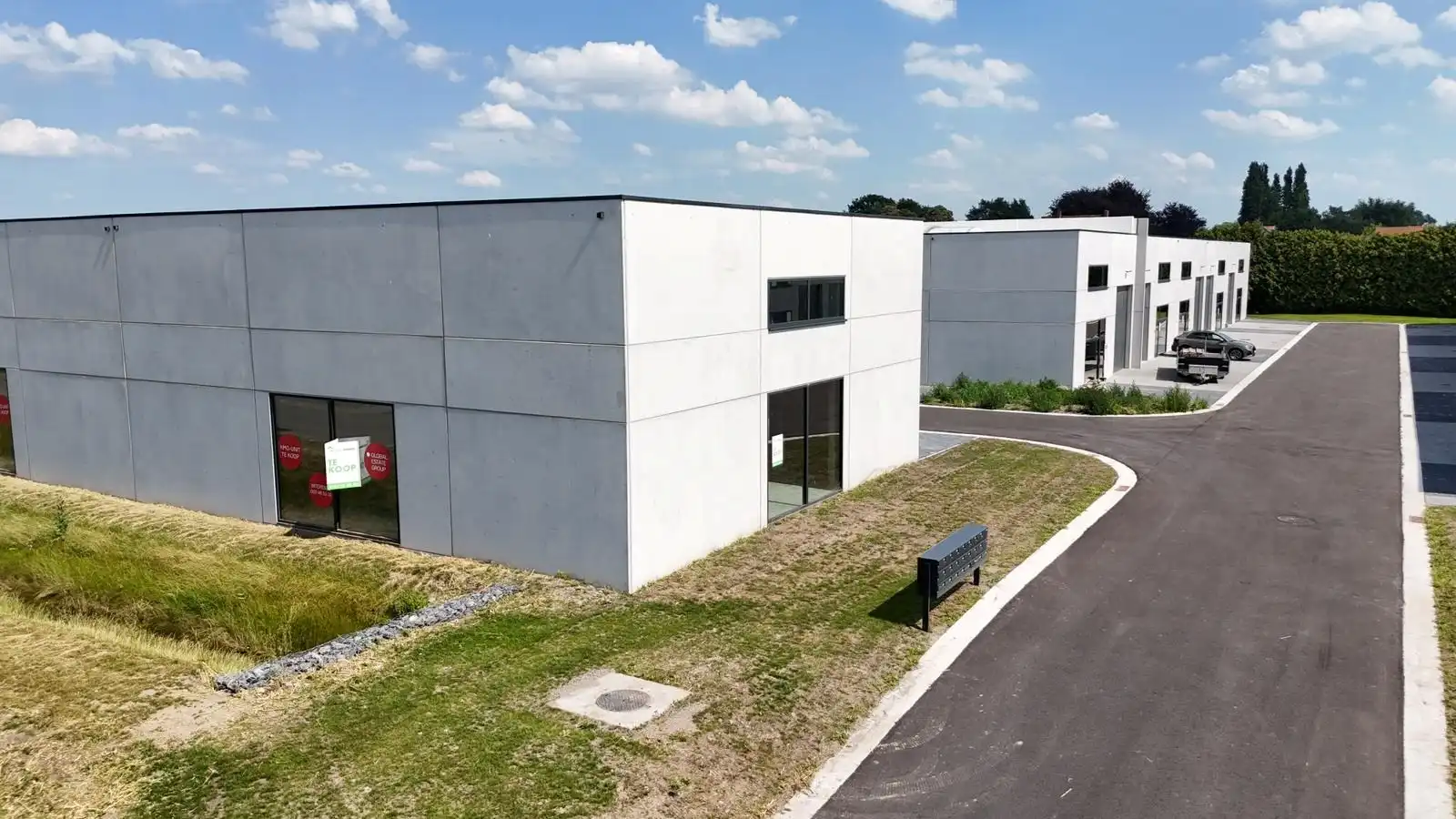 Loods te koop – 246 m² met 2 parkeerplaatsen inbegrepen op de industriezone te Ichtegem foto 7