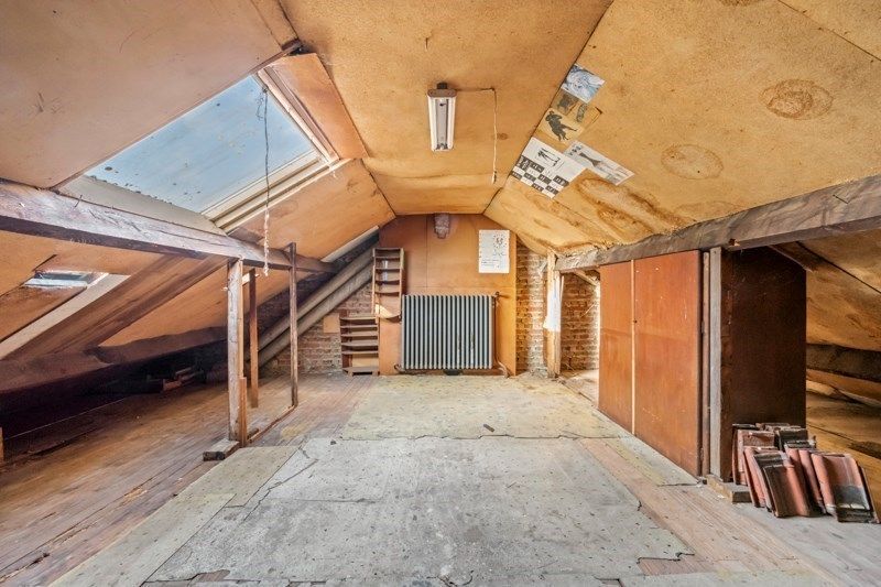 Ruime te renoveren rijwoning met zeer veel mogelijkheden en tuin foto 14