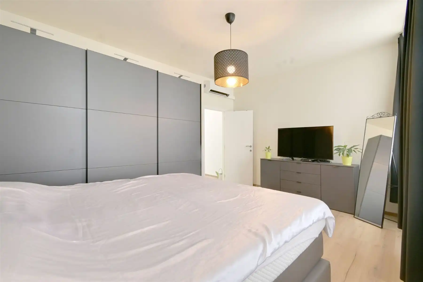 Gerenoveerde woning met 4 slpk's en gezellige zuid-tuin! foto 13