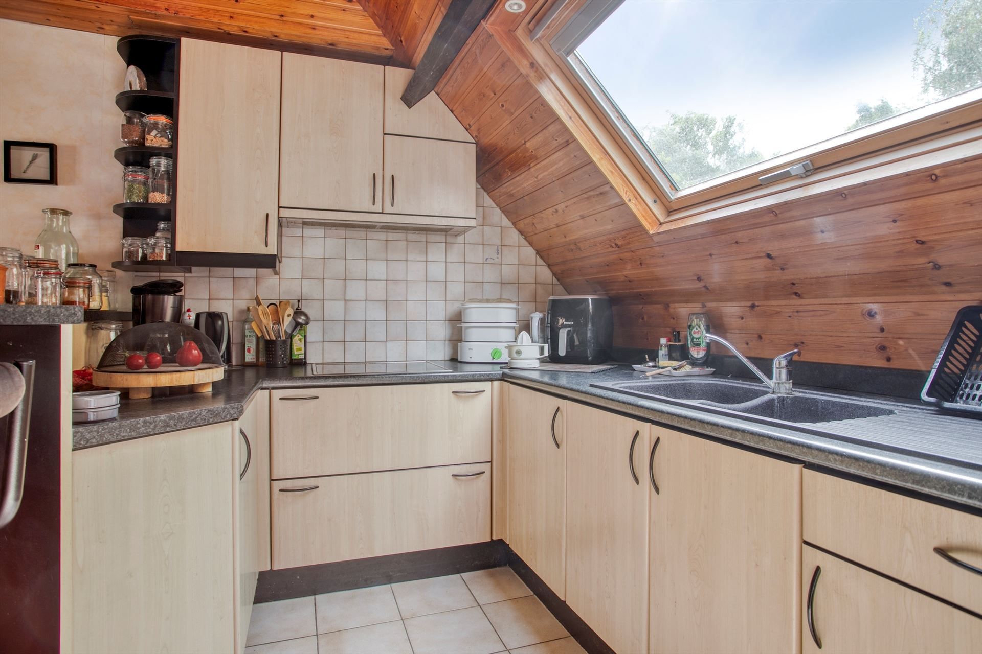 Goed gelegen woning aan het dorpsplein te huur! foto 9