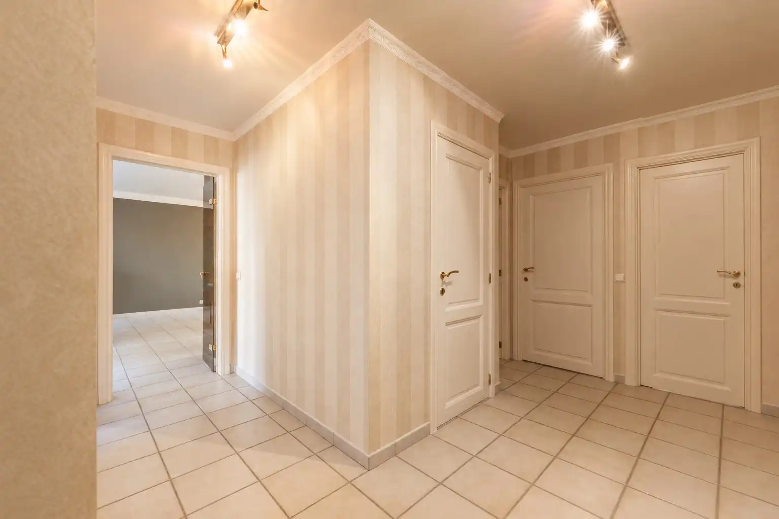 INSTAPKLAAR APPARTEMENT (107 m²) - GARAGE EN KELDERBERGING INBEGREPEN foto 5