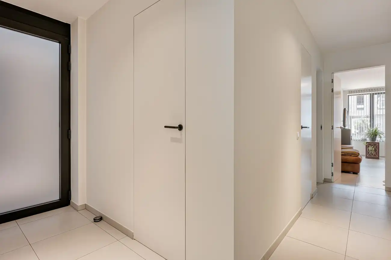 Recent nieuwbouwappartement met groot terras, stadstuintje en 2 autostaanplaatsen in het hartje van het vernieuwde dorp van Zeveneken! foto 10