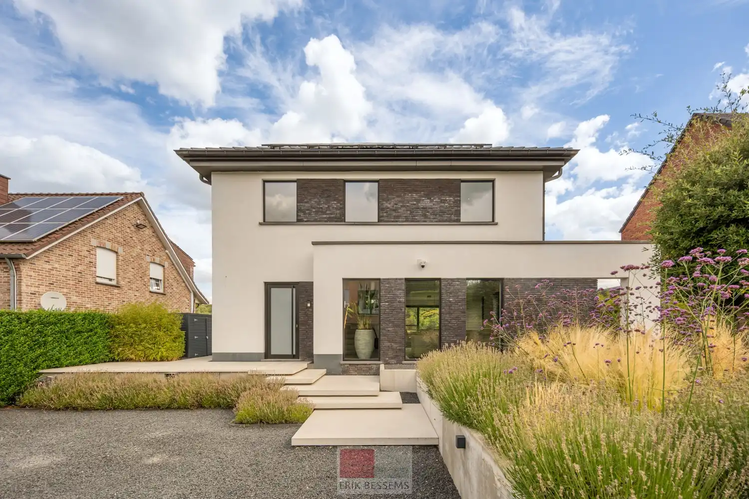 Op een royaal perceel van circa 910 m² ligt deze moderne en energiezuinige woning van circa 177 m² bewoonbare oppervlakte, met een weids panorama over het Limburgse Heuvelland. foto {{pictureIndex}}