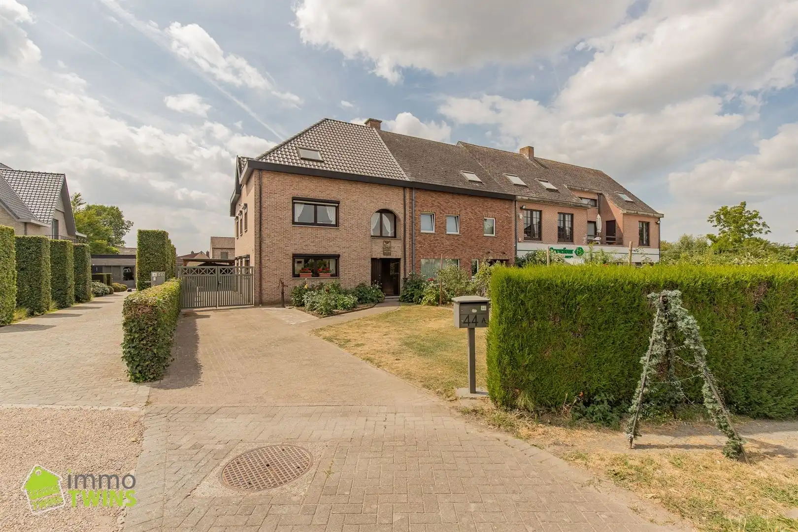 Ruime halfopen bebouwing met carport, grote zolder, zonnepanelen en thuisbatterij in Oudegem bij Dendermonde. foto {{pictureIndex}}