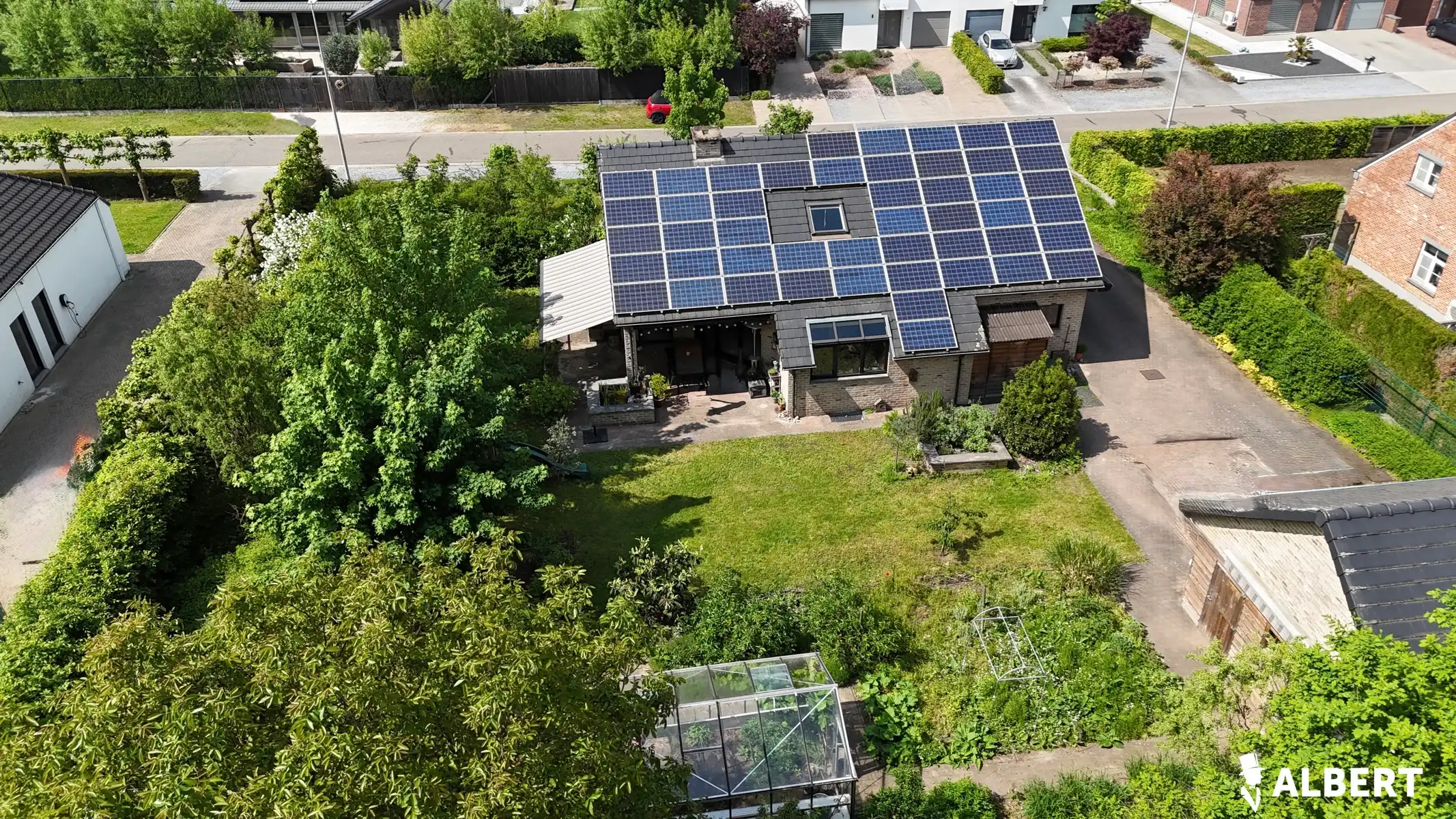  Ruime woning van 239m² op groot perceel  in Diepenbeek! foto 2