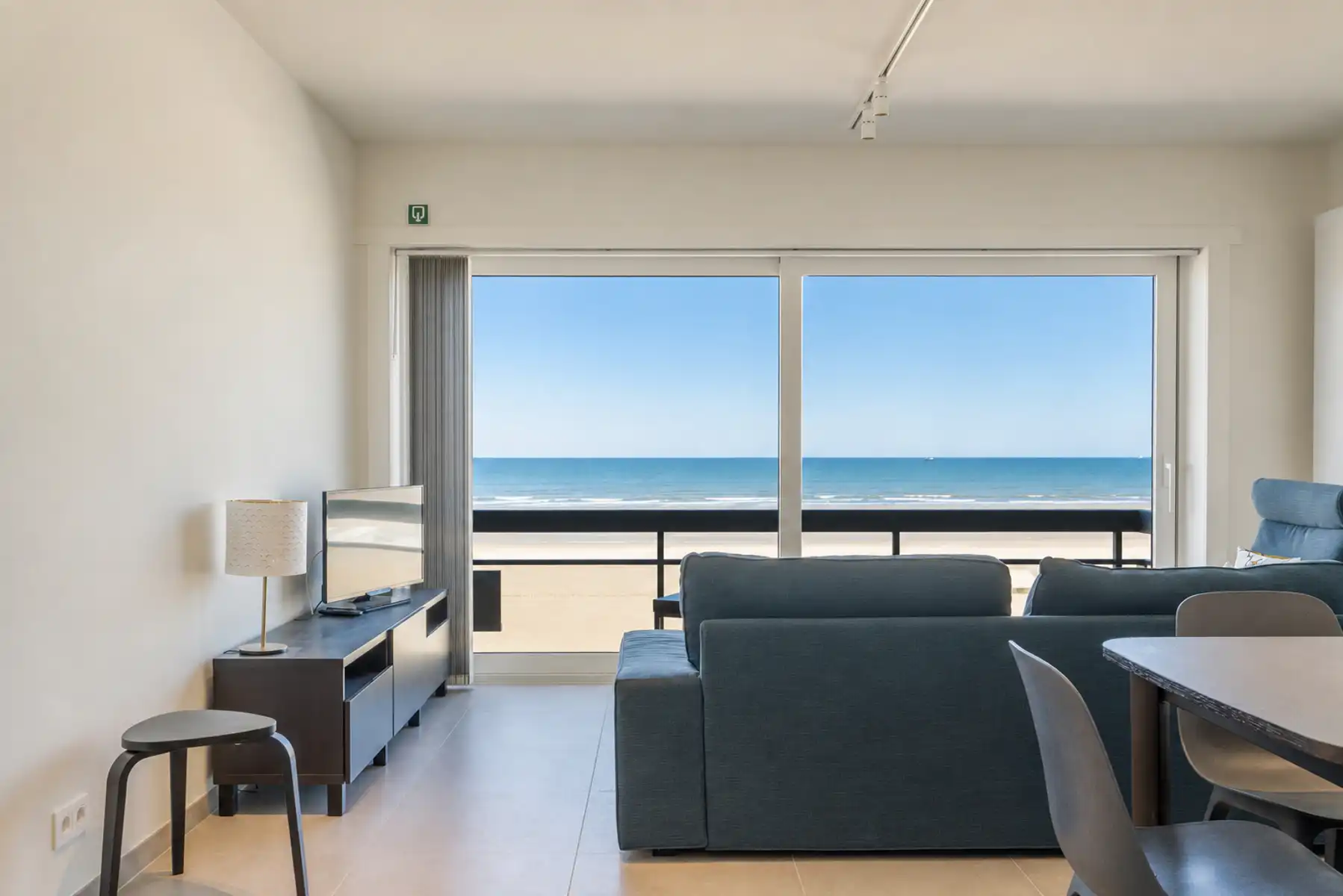 Prachtig 3-slaapkamerappartement met frontaal zeezicht foto {{pictureIndex}}