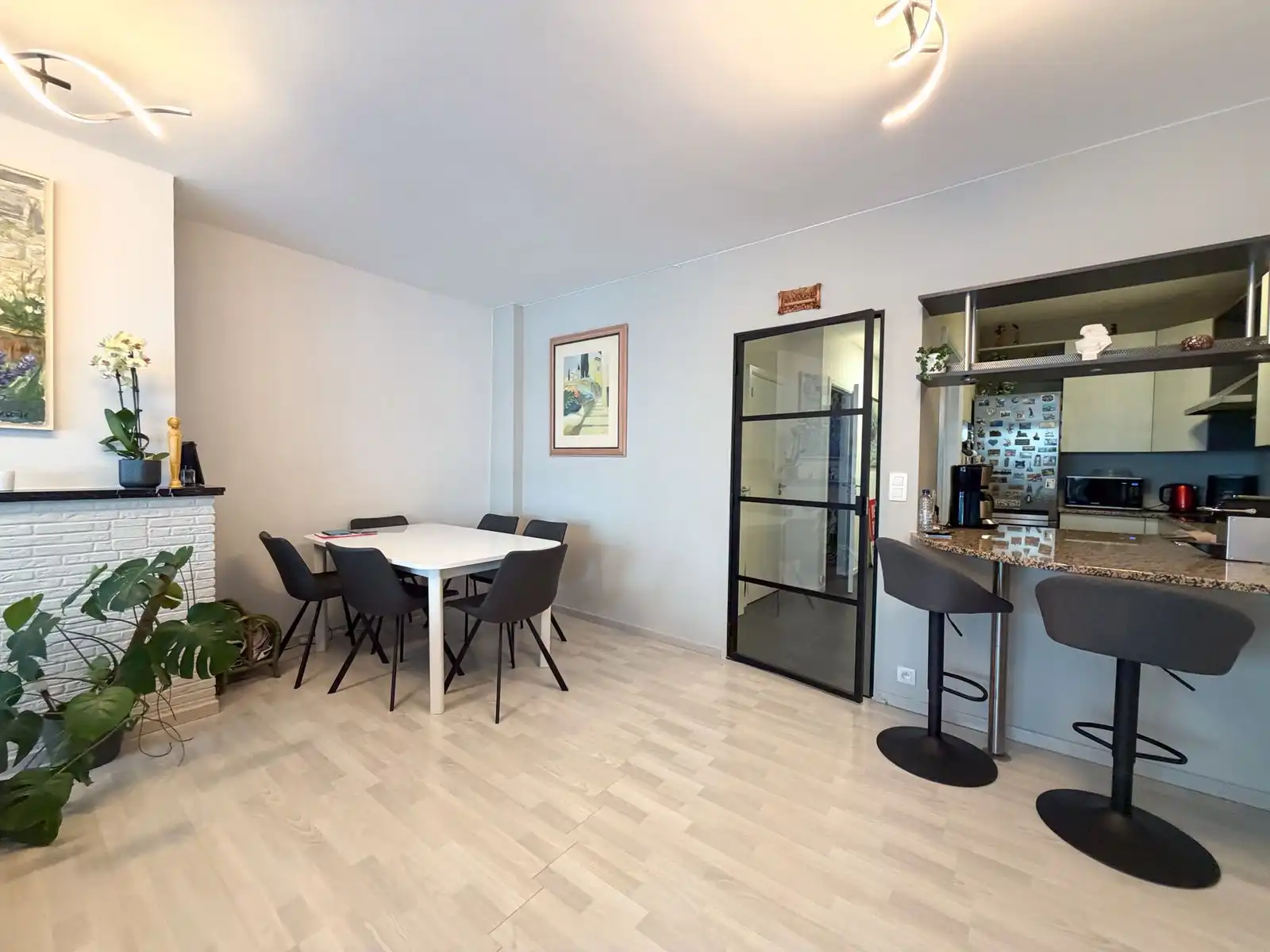 Volledig instapklaar en ruim appartement met 2 slpk en 2 badk foto 3