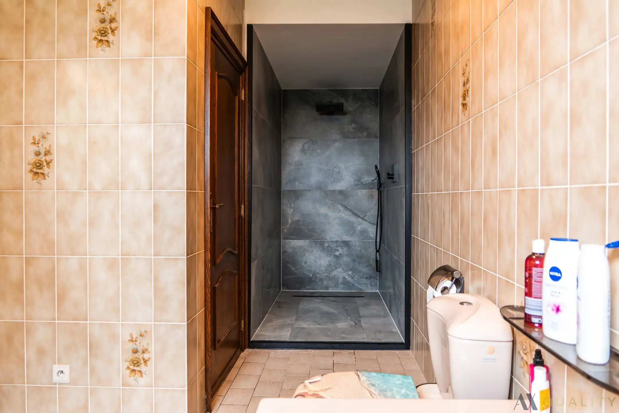 Ruime woning met 6 slaapkamers en 2 garages foto 18